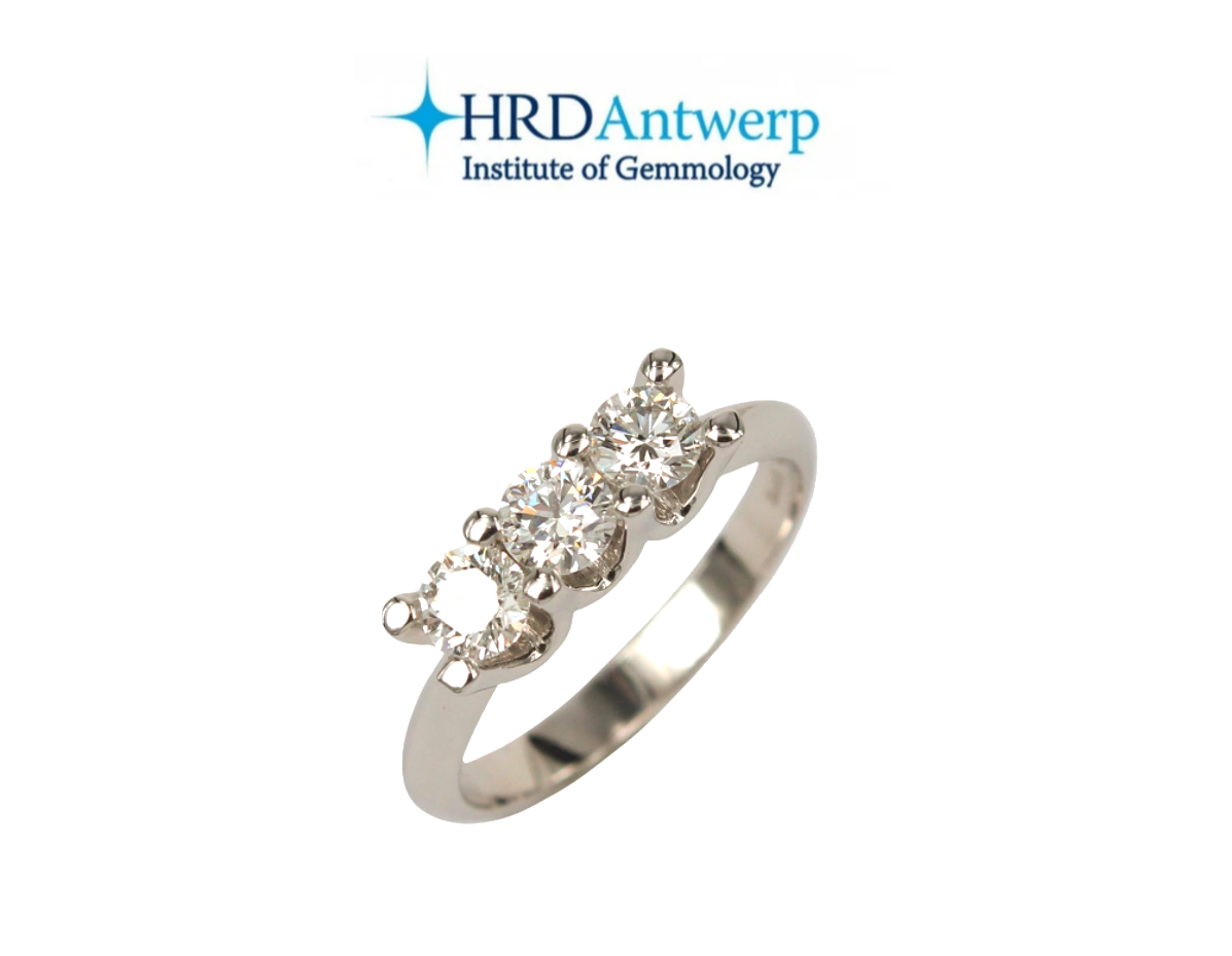 Anillo Trilogy certificado HRD en oro blanco de 18k y 3 diamantes naturales de 0,56 ct