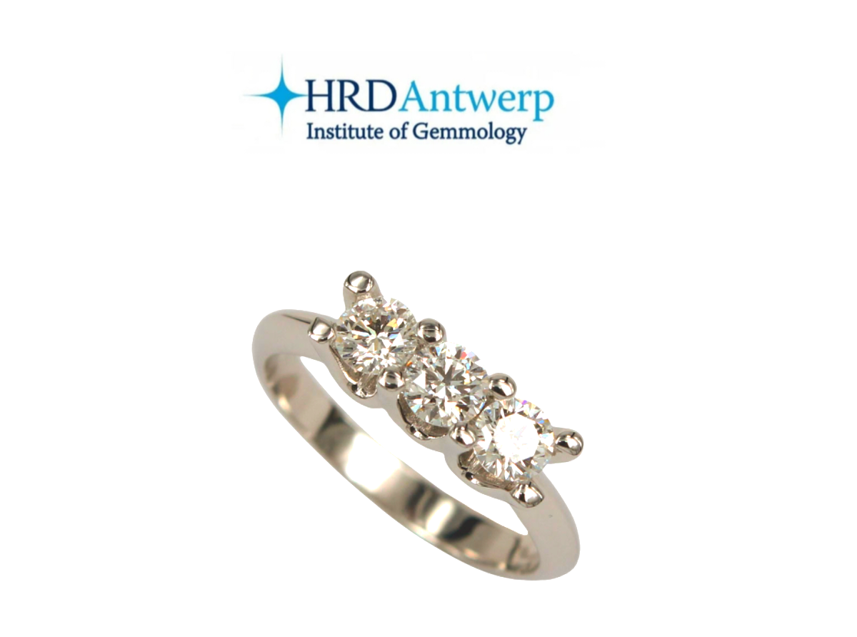 Anillo Trilogy certificado HRD en oro blanco de 18k y 3 diamantes naturales de 0,56 ct