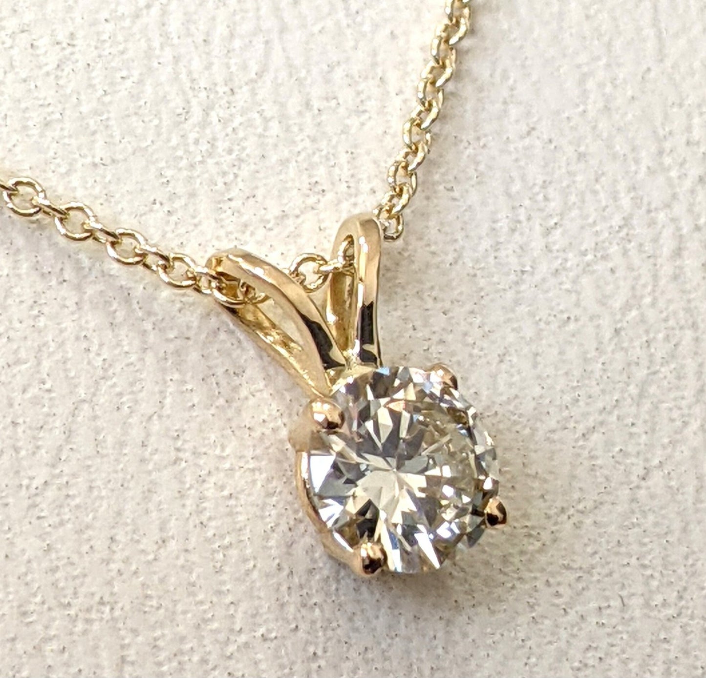 Ciondolo punto luce in oro e diamante naturale certificato IGI 0.30ct D IF
