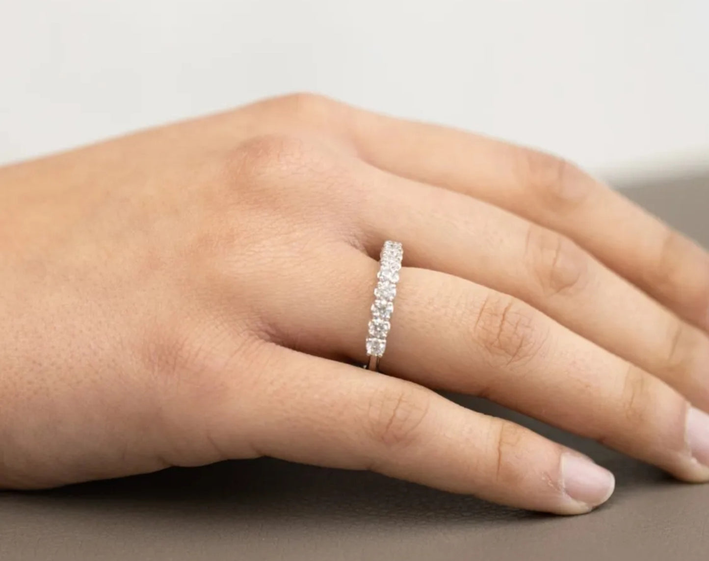 Anello riviera in oro bianco 18k con diamanti naturali 0.70ct