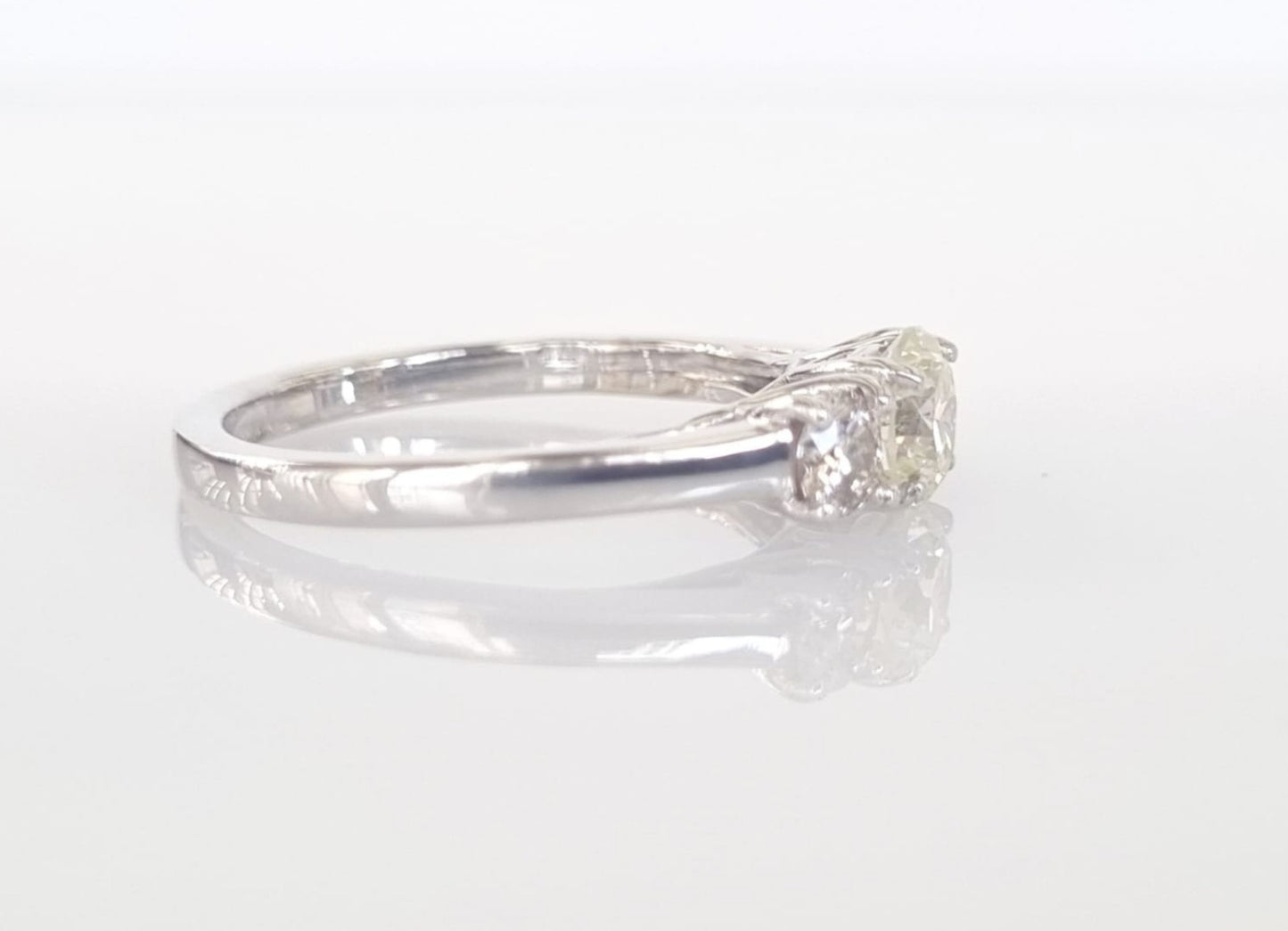 Anello trilogy in oro bianco e diamanti naturali 1.10ct
