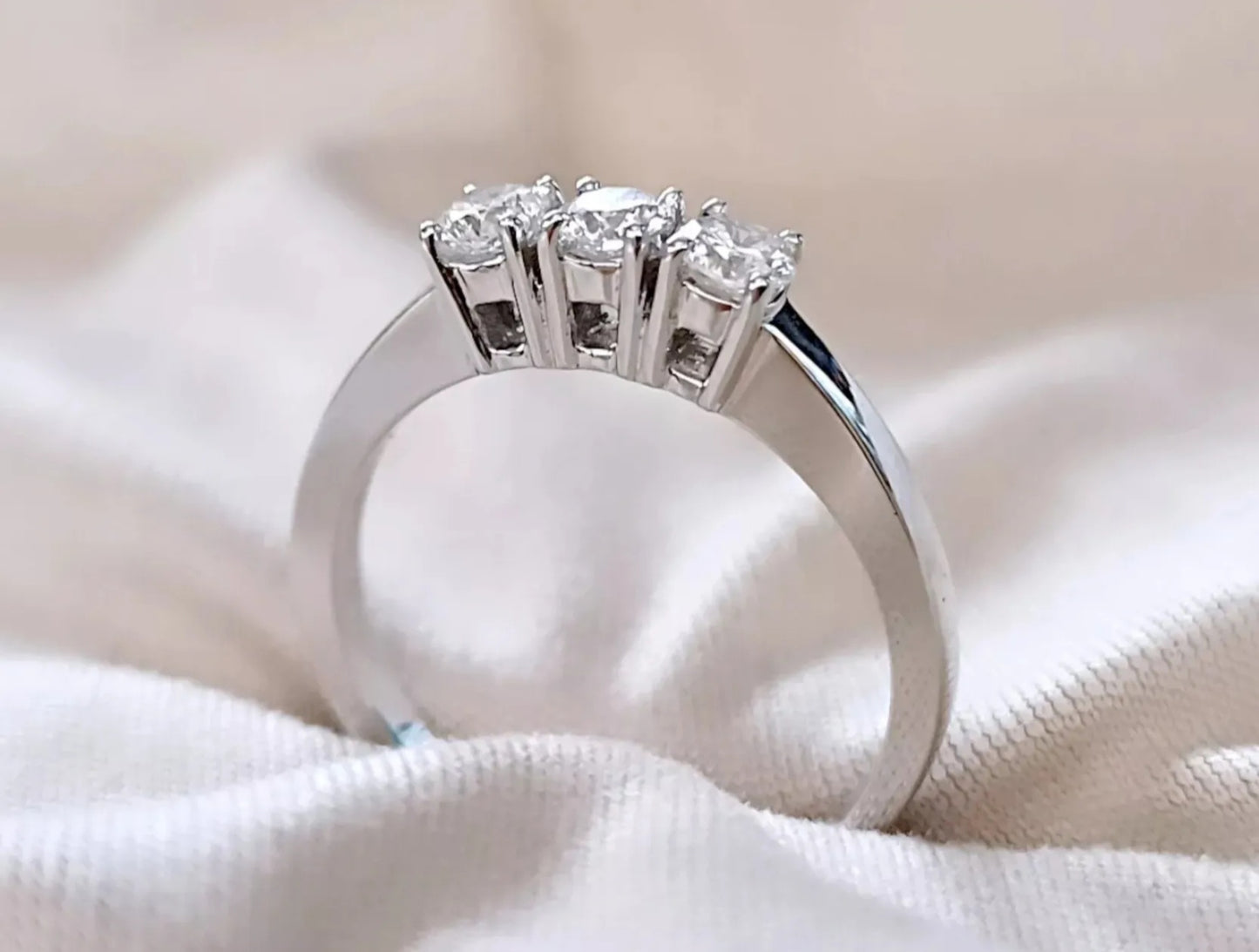 Anello Trilogy in oro bianco 18k con diamanti naturali 0.99ct