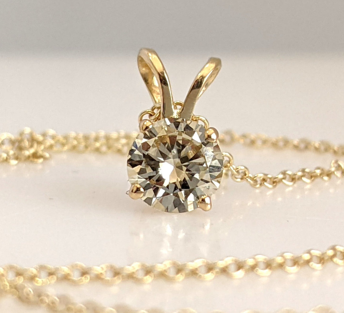 Ciondolo punto luce in oro e diamante naturale certificato IGI 0.30ct D IF