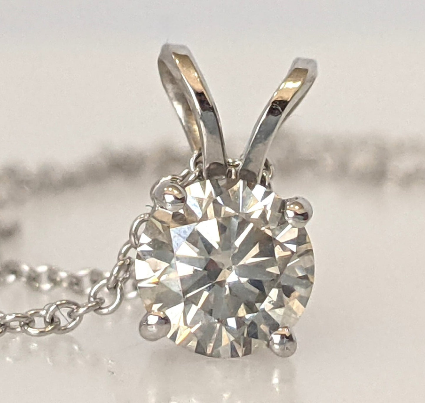 Ciondolo punto luce in oro e diamante naturale certificato IGI 0.50ct D IF