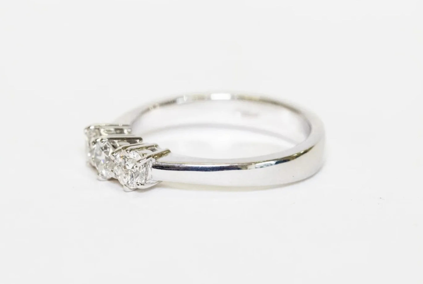 Anello trilogy , diamanti naturali 0.30ct certificato IGI D IF