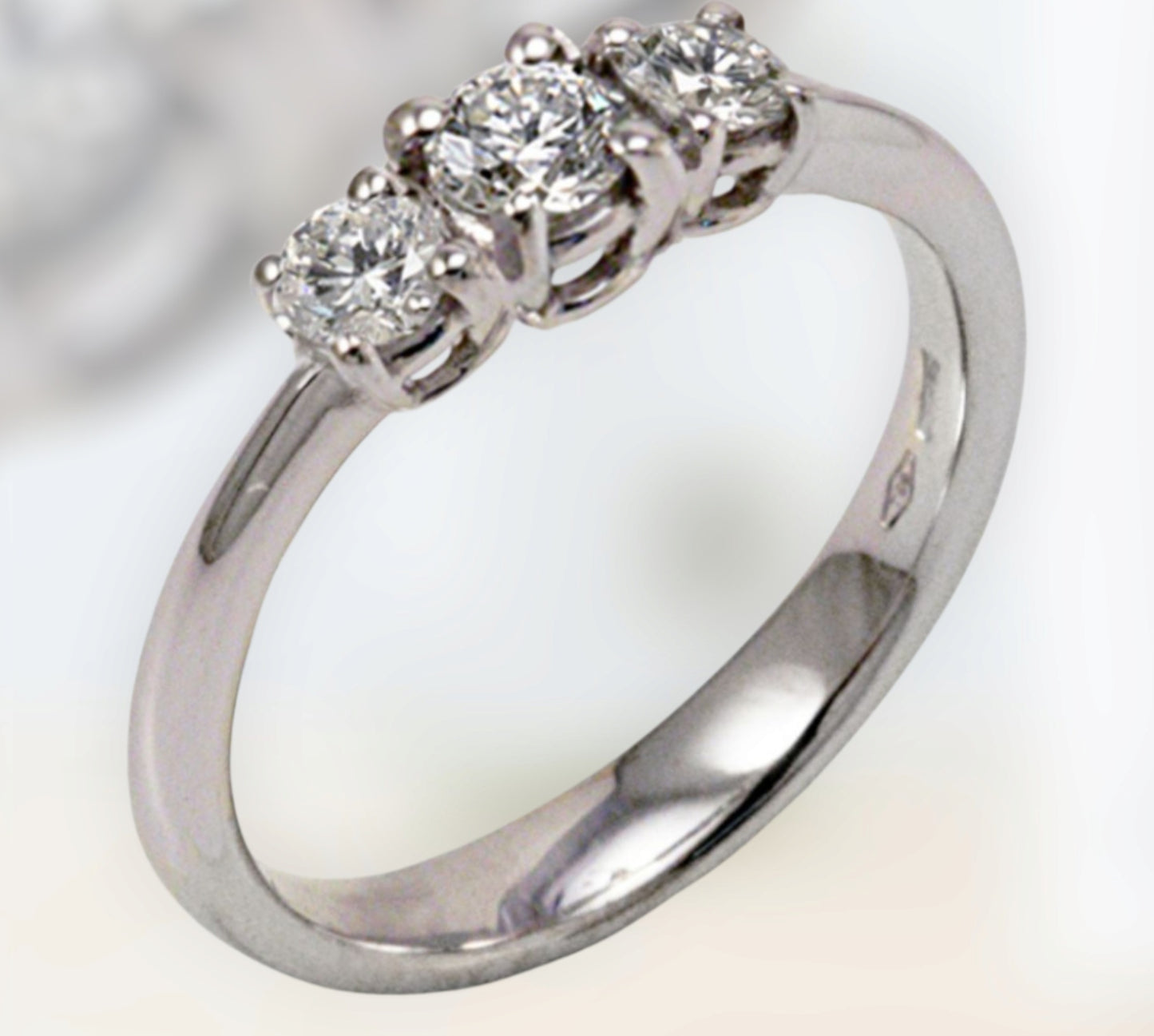 Anello Trilogy in oro bianco 18k con diamanti naturali 0.45ct