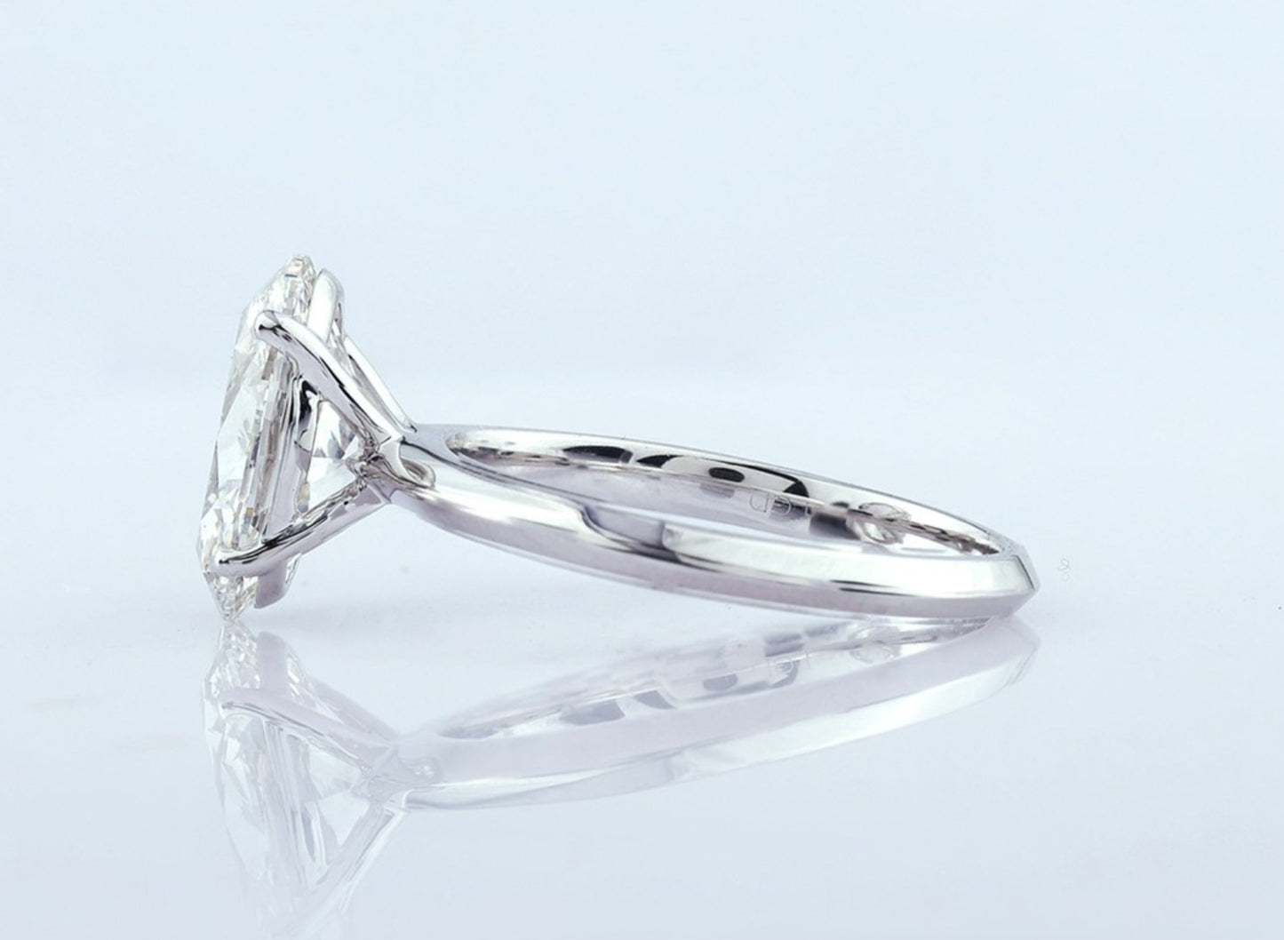 Anello solitario in oro bianco 18k e diamante naturale taglio ovale 2.00ct