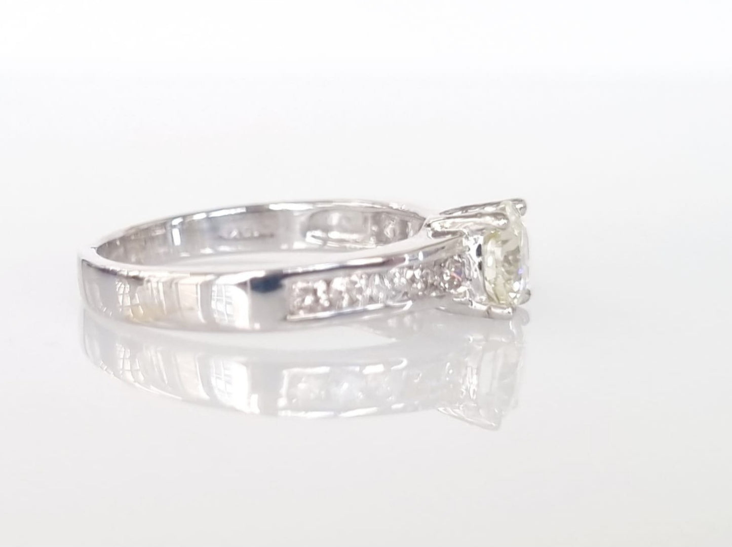 Anello fidanzamento in oro bianco 18k e diamanti naturali certificato 0.84ct