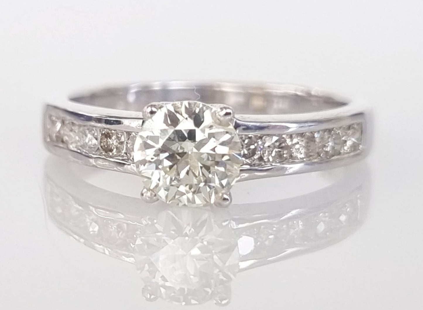 Anello fidanzamento in oro bianco 18k e diamanti naturali certificato I.25ct