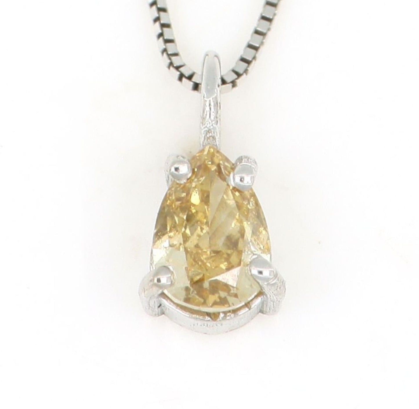 Ciondolo punto luce con diamante naturale taglio pera
