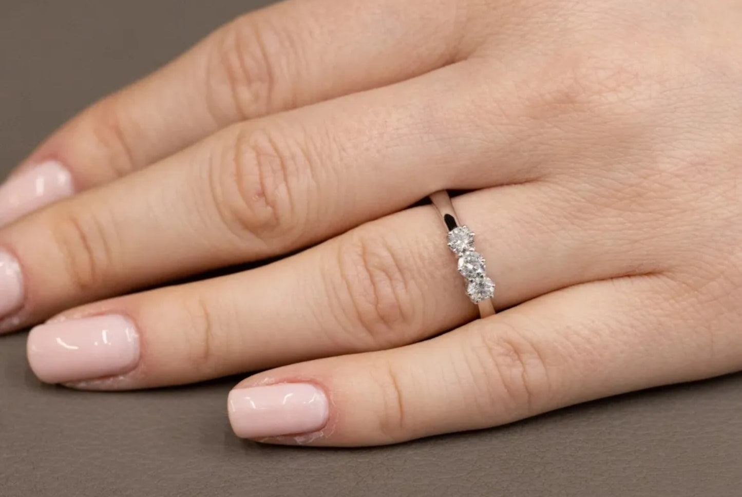 Anello Trilogy in oro bianco 18k con diamanti naturali 0.99ct