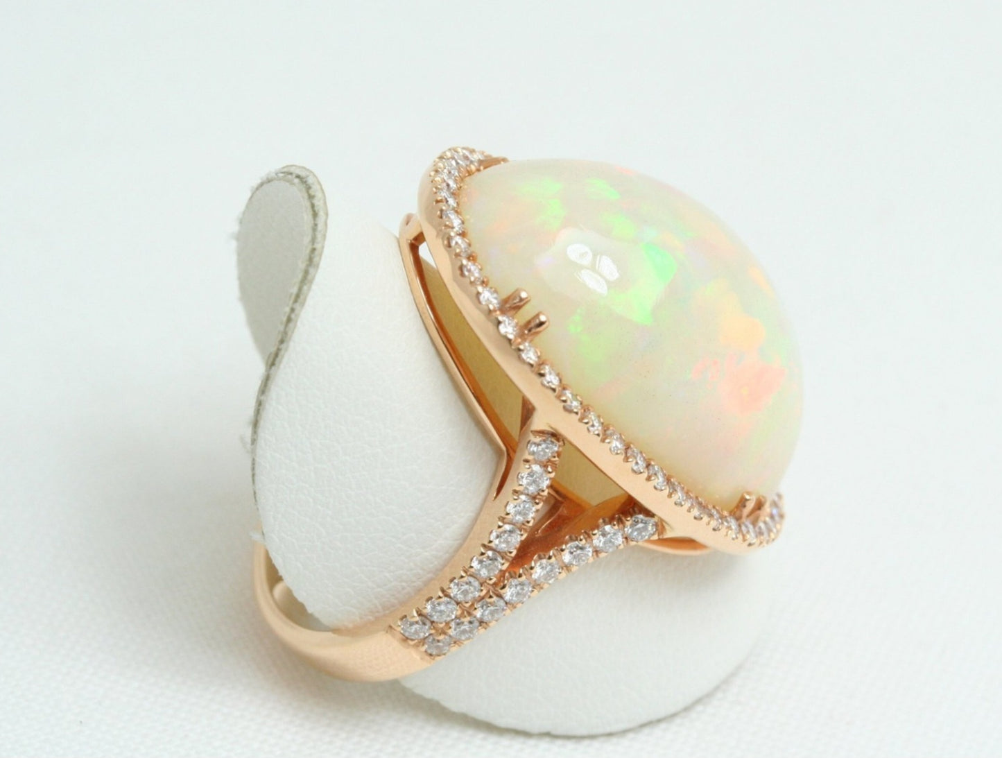 Anello in oro giallo e diamanti naturali 0.81ct e opale 1630ct