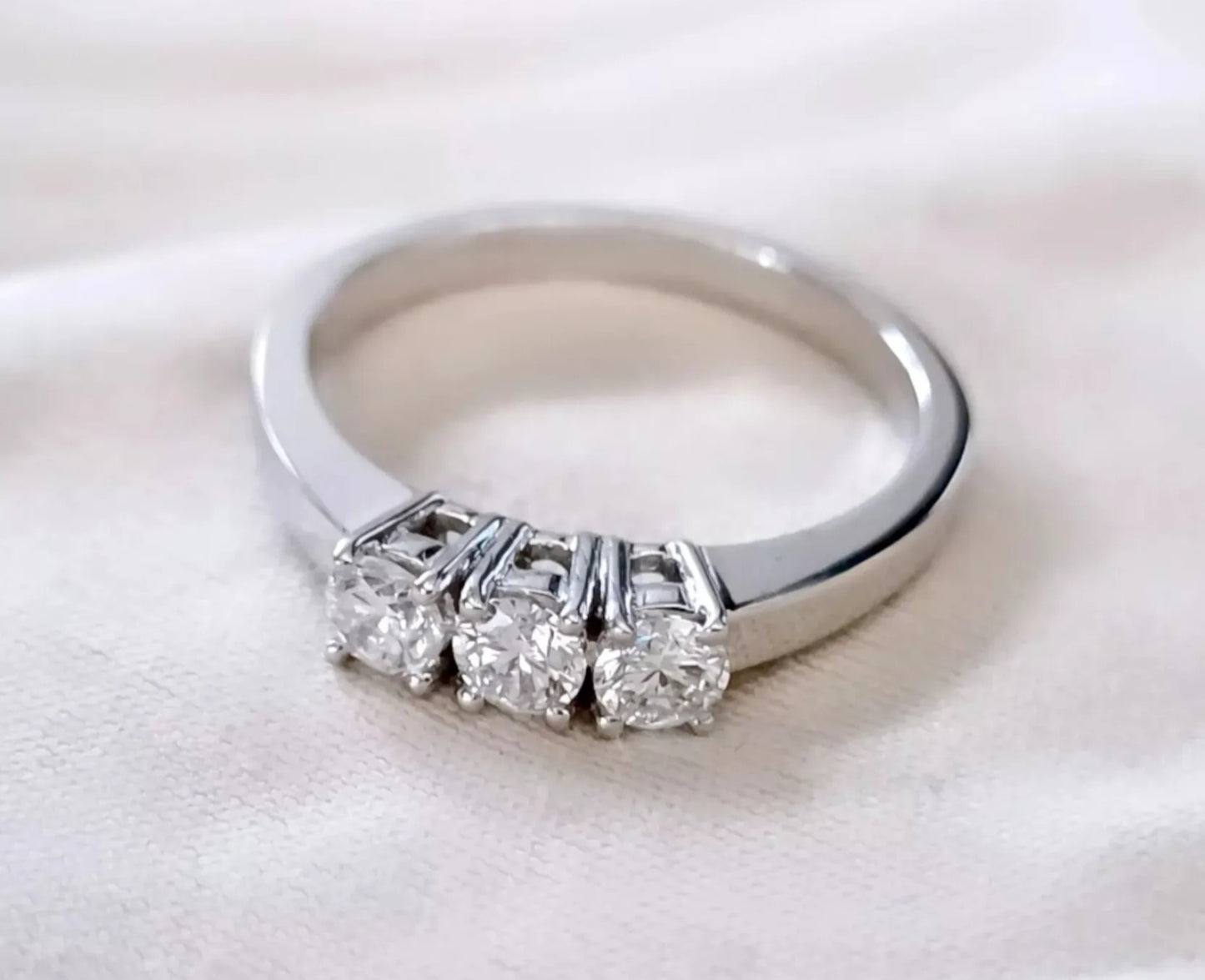 Anello Trilogy in oro bianco 18k con diamanti naturali 0.99ct