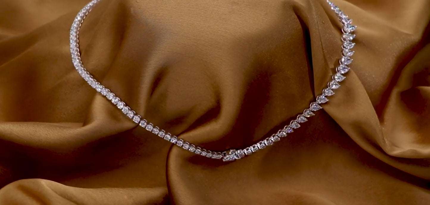 Collana tennis in oro bianco 18k e diamanti naturali taglio pera 37.50c