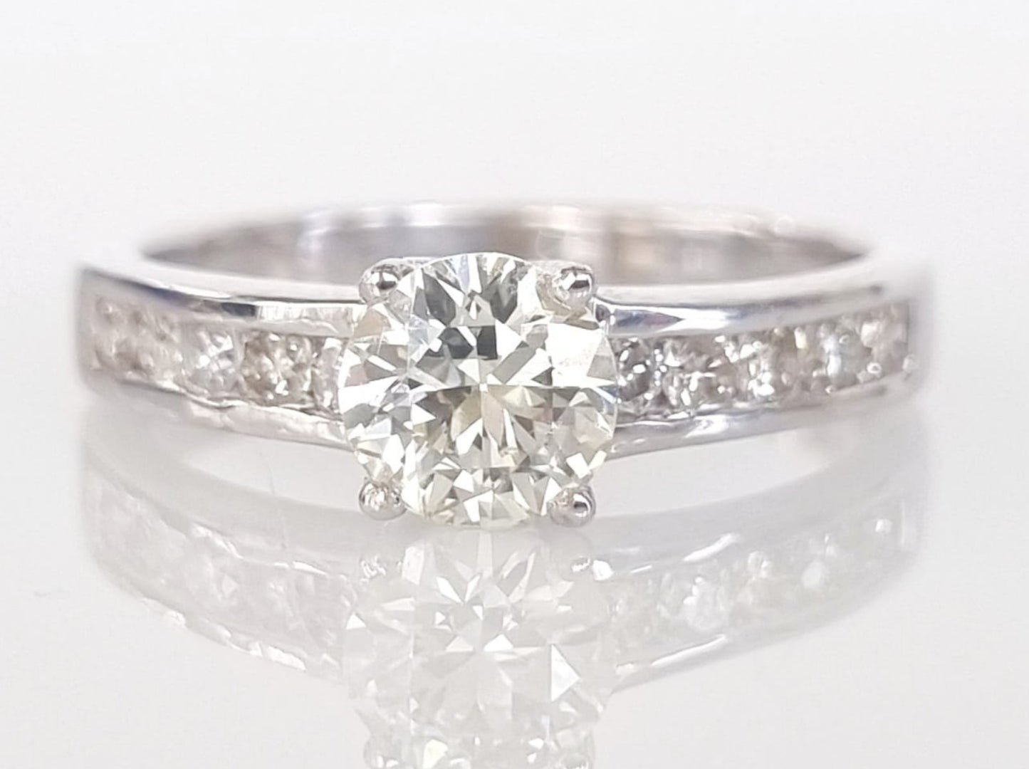 Anello fidanzamento in oro bianco 18k e diamanti naturali certificato 0.84ct