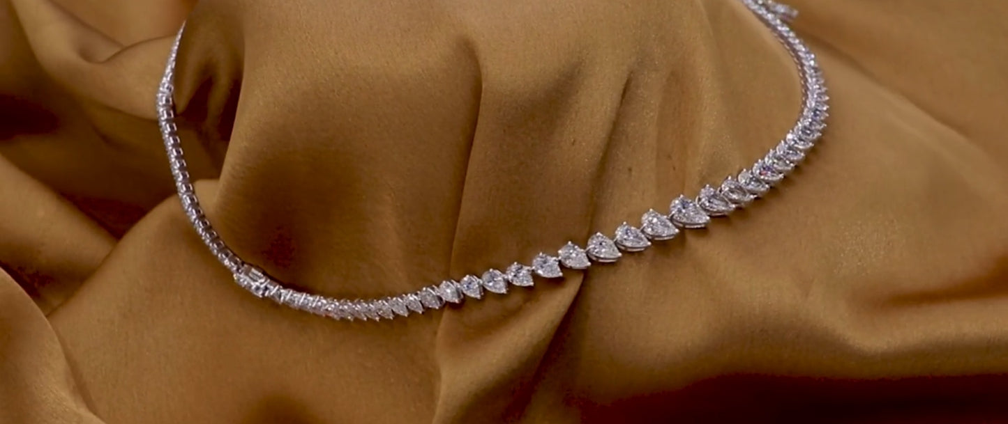 Collana tennis in oro bianco 18k e diamanti naturali taglio pera 37.50c