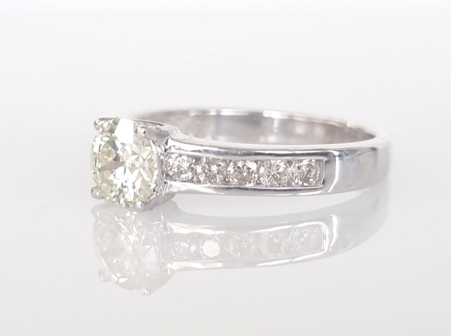Anello fidanzamento in oro bianco 18k e diamanti naturali certificato I.25ct