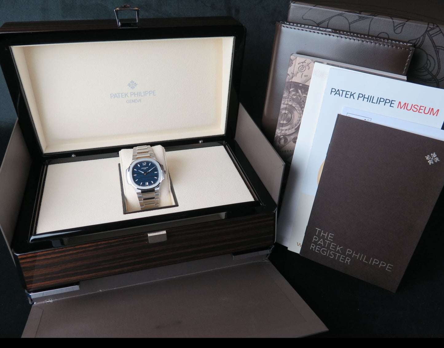 Patek Philippe Nautilus 7118/1200A-001 'Ladies' quadrante blu lunetta diamantata