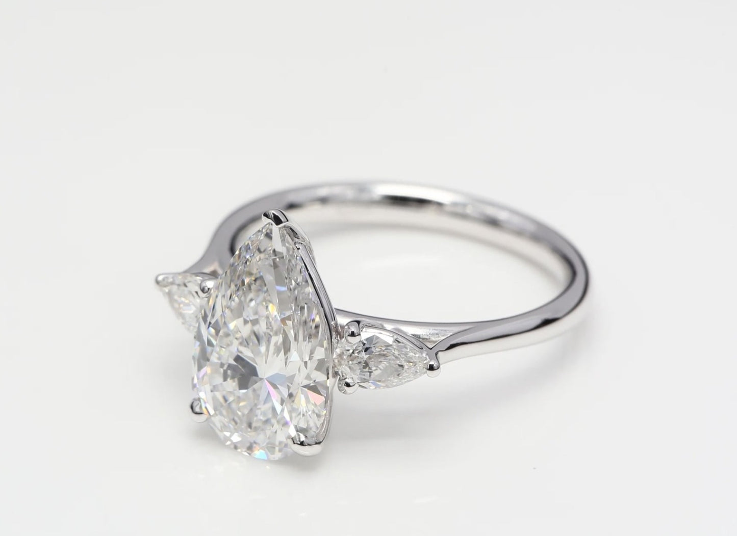 Anello trilogy in oro bianco e diamanti naturali taglio pera 3.10ct