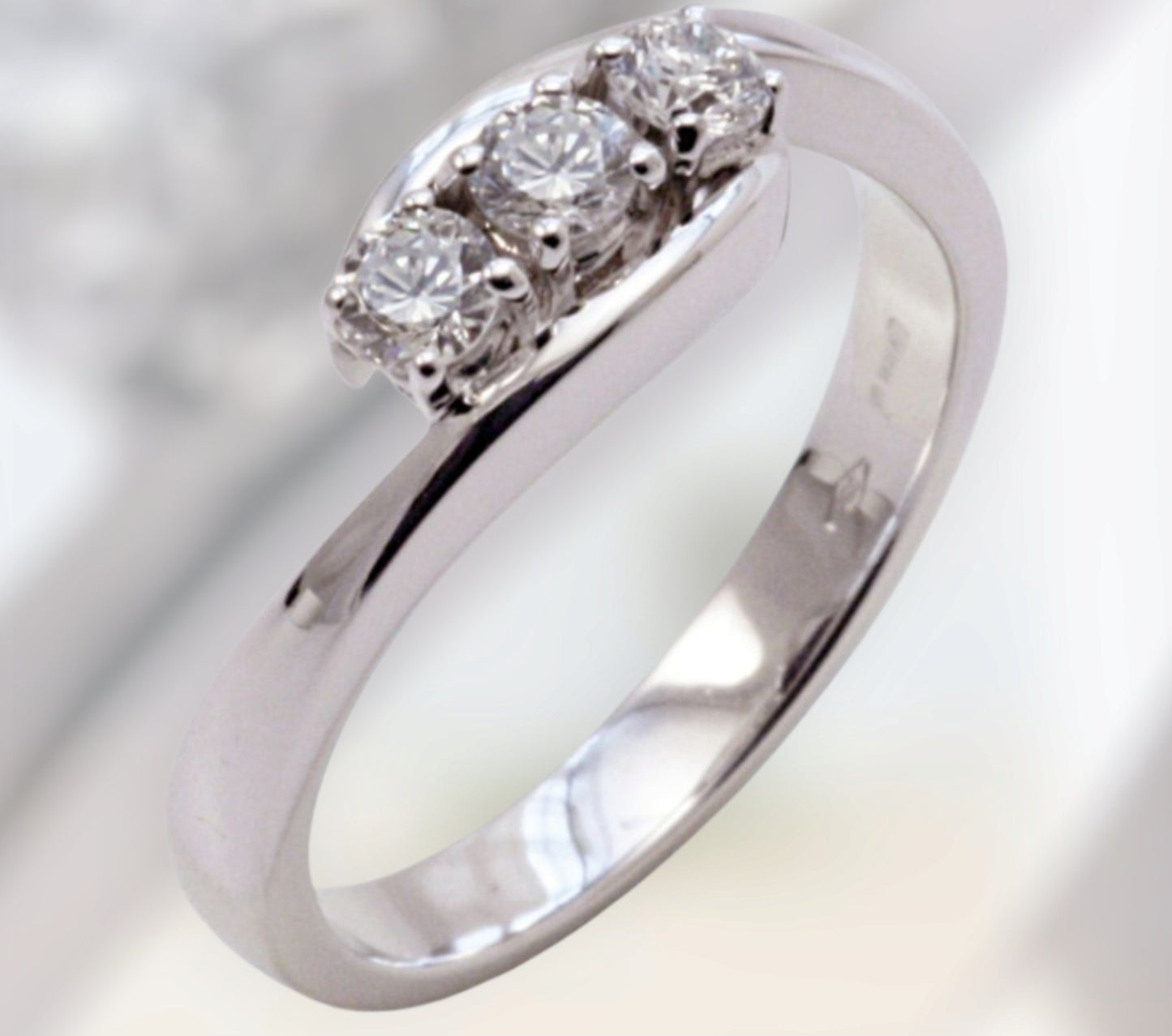 Anello Trilogy in oro bianco 18k con diamanti naturali 0.27ct