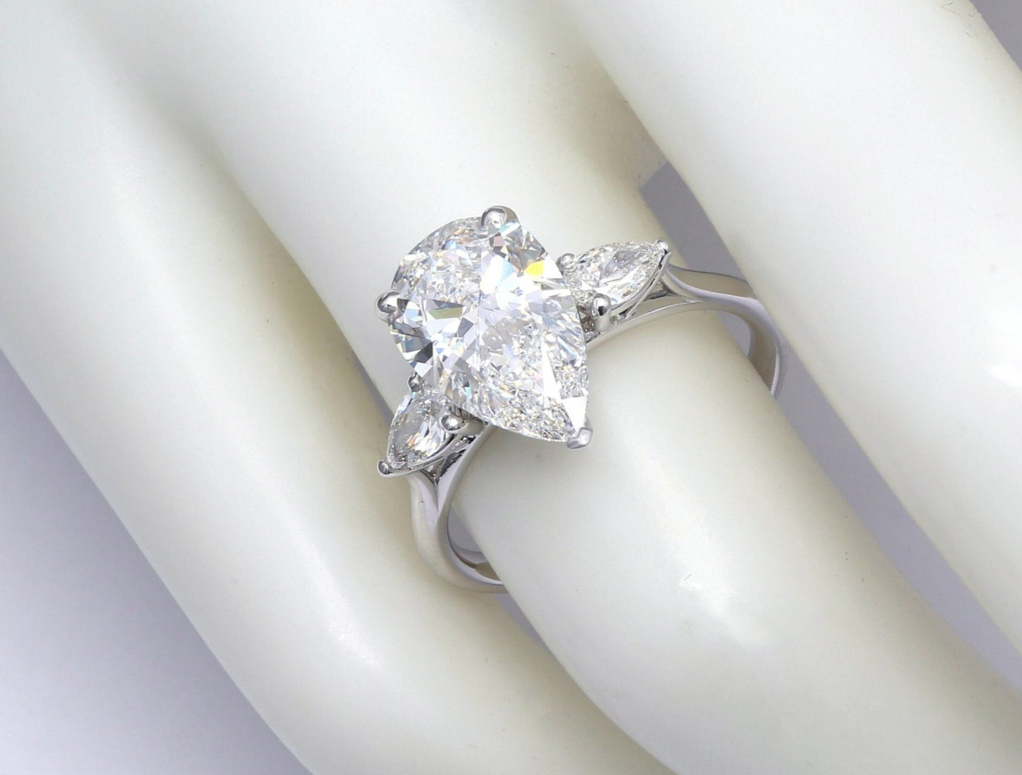 Anello trilogy in oro bianco e diamanti naturali taglio pera 3.10ct