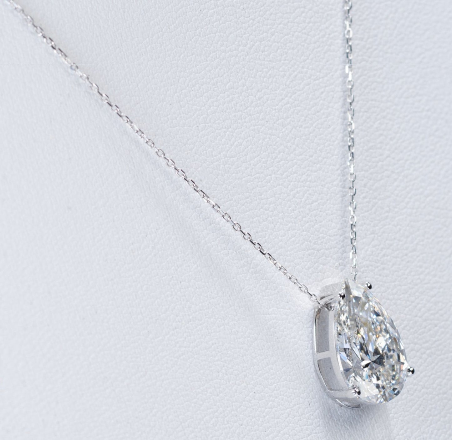 Collana in oro 18k e diamante naturale pera certificato IGI 1.00ct D IF