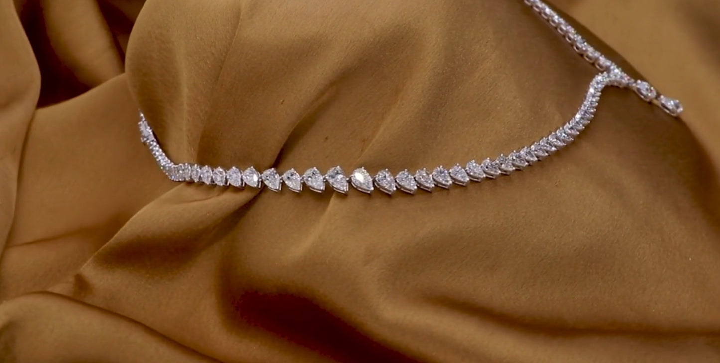 Collana tennis in oro bianco 18k e diamanti naturali taglio pera 37.50c