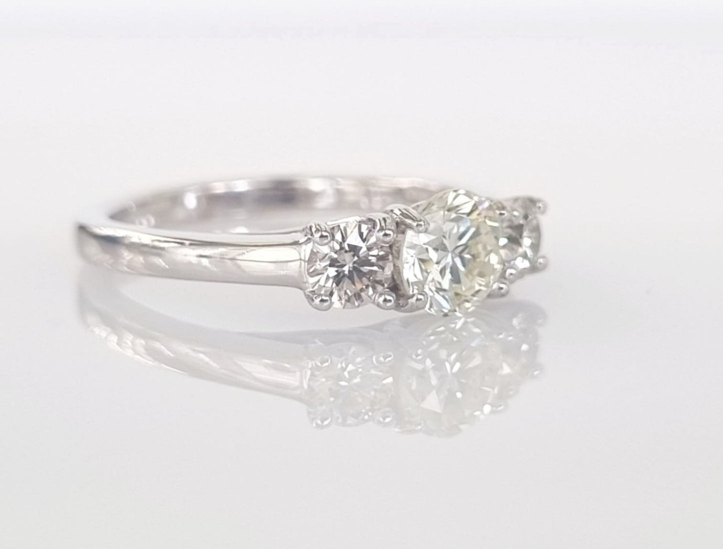 Anello trilogy in oro bianco e diamanti naturali 1.10ct