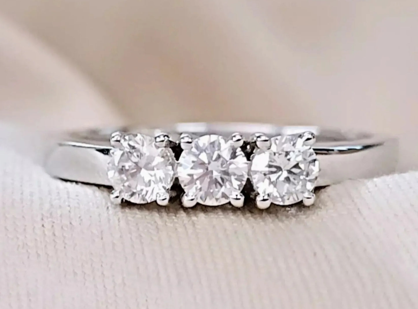 Anello Trilogy in oro bianco 18k con diamanti naturali 0.99ct