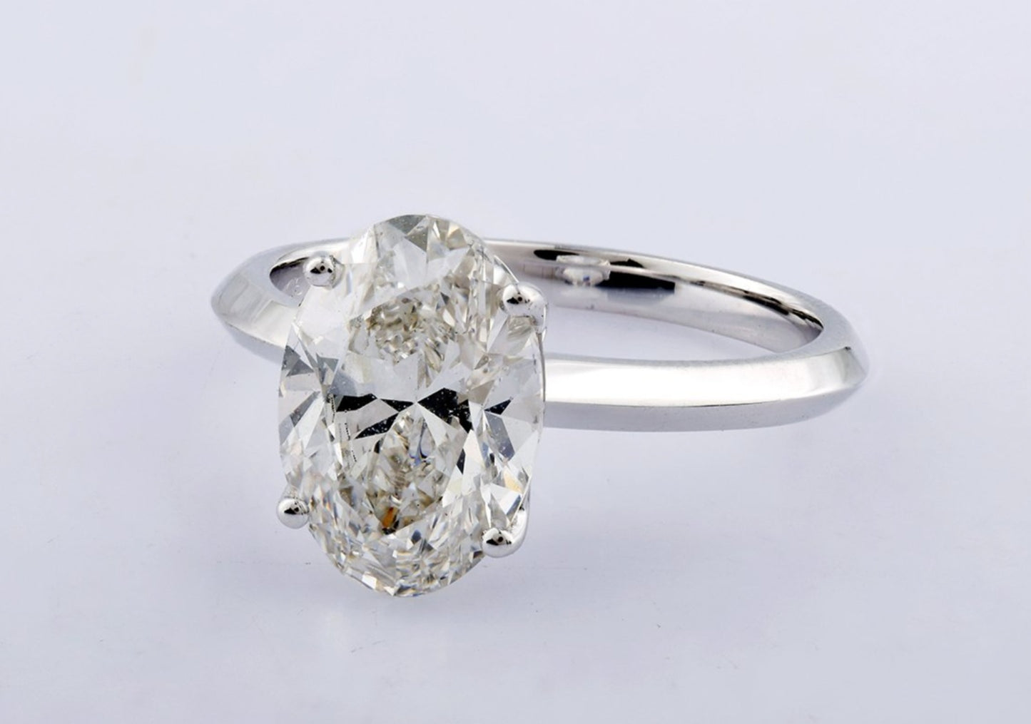 Anello solitario in oro bianco 18k e diamante naturale taglio ovale 2.00ct