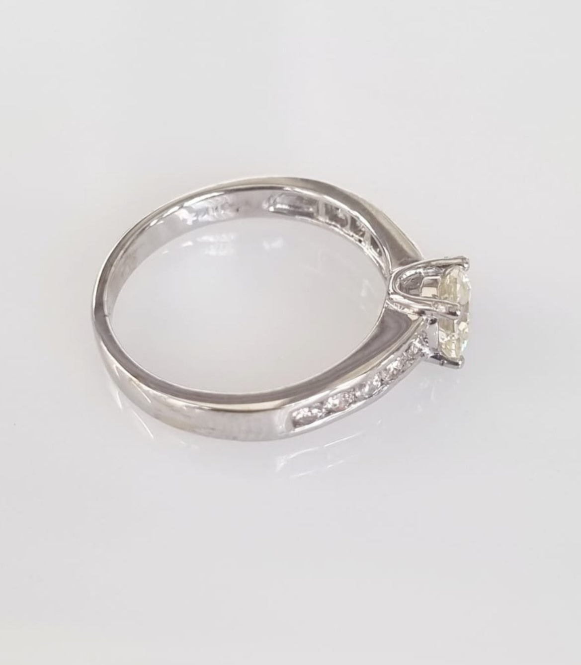 Anello fidanzamento in oro bianco 18k e diamanti naturali certificato 0.84ct
