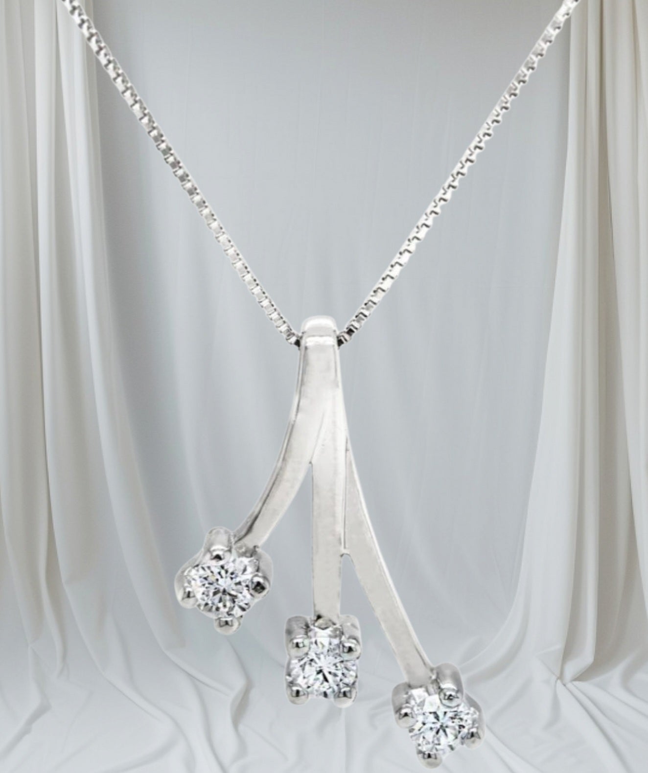 Collana trilogy in oro bianco 18k con diamanti naturali 0.15ct