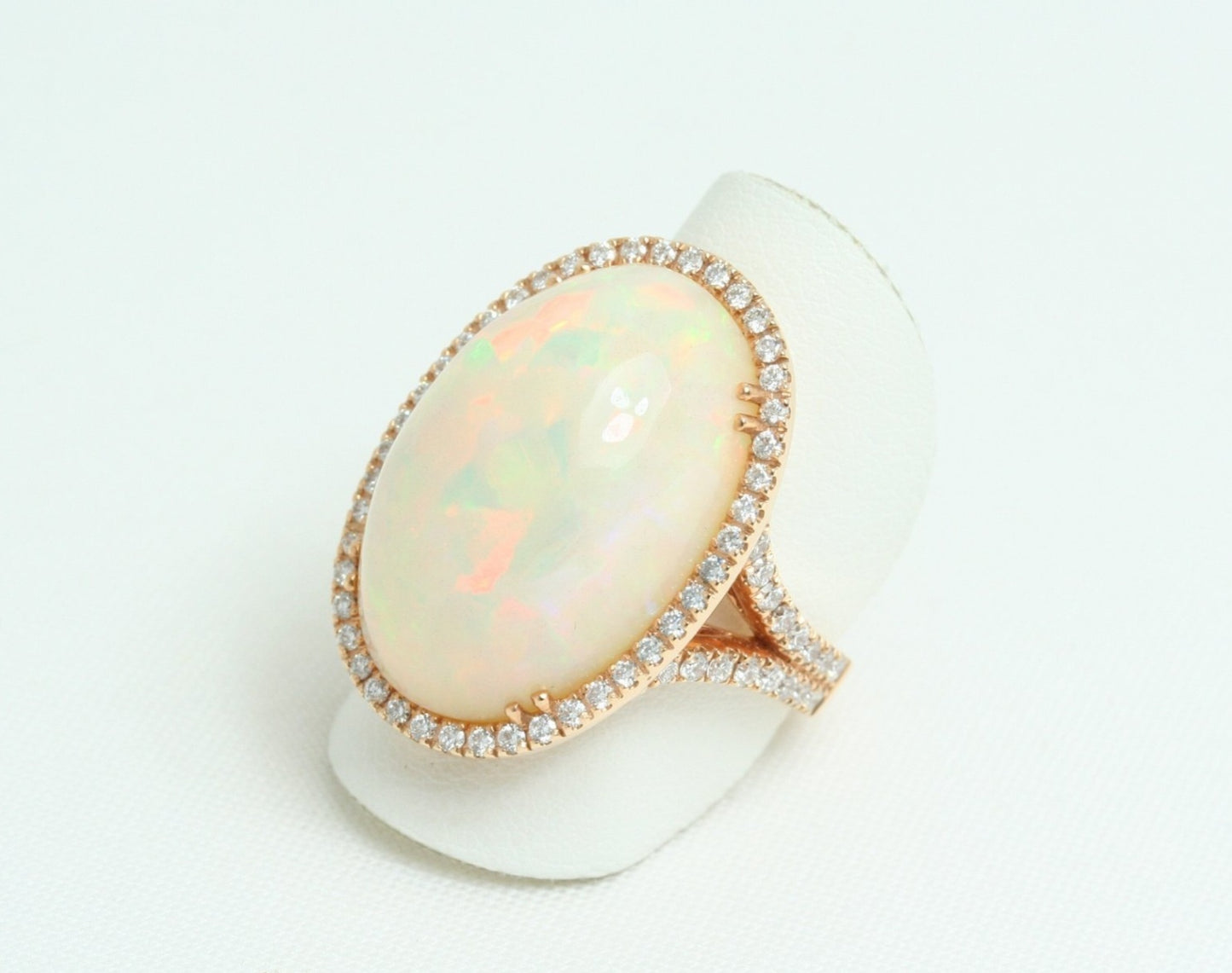 Anello in oro giallo e diamanti naturali 0.81ct e opale 1630ct