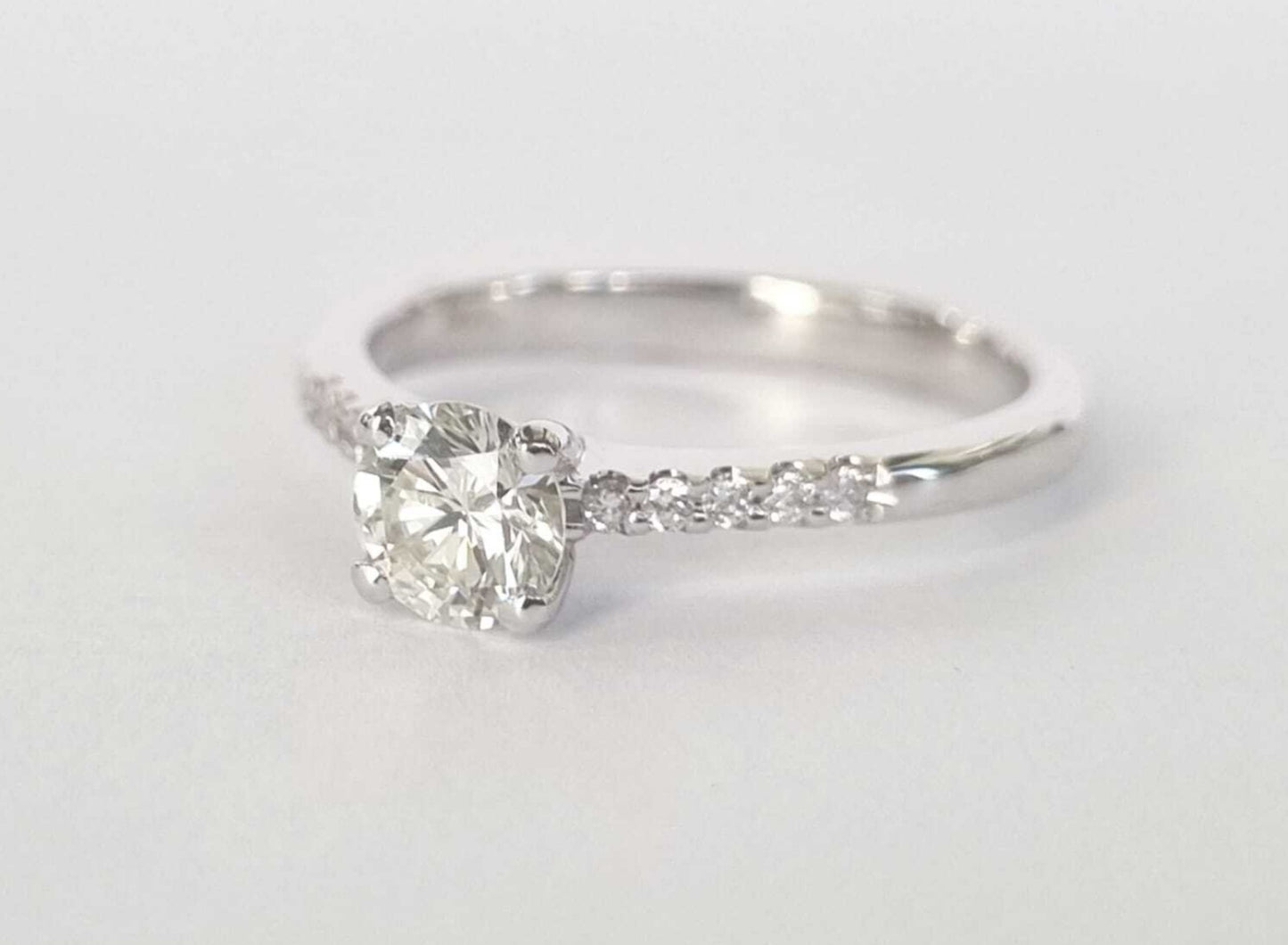 Anello fidanzamento in oro bianco 18k e diamanti naturali certificato 0.54ct