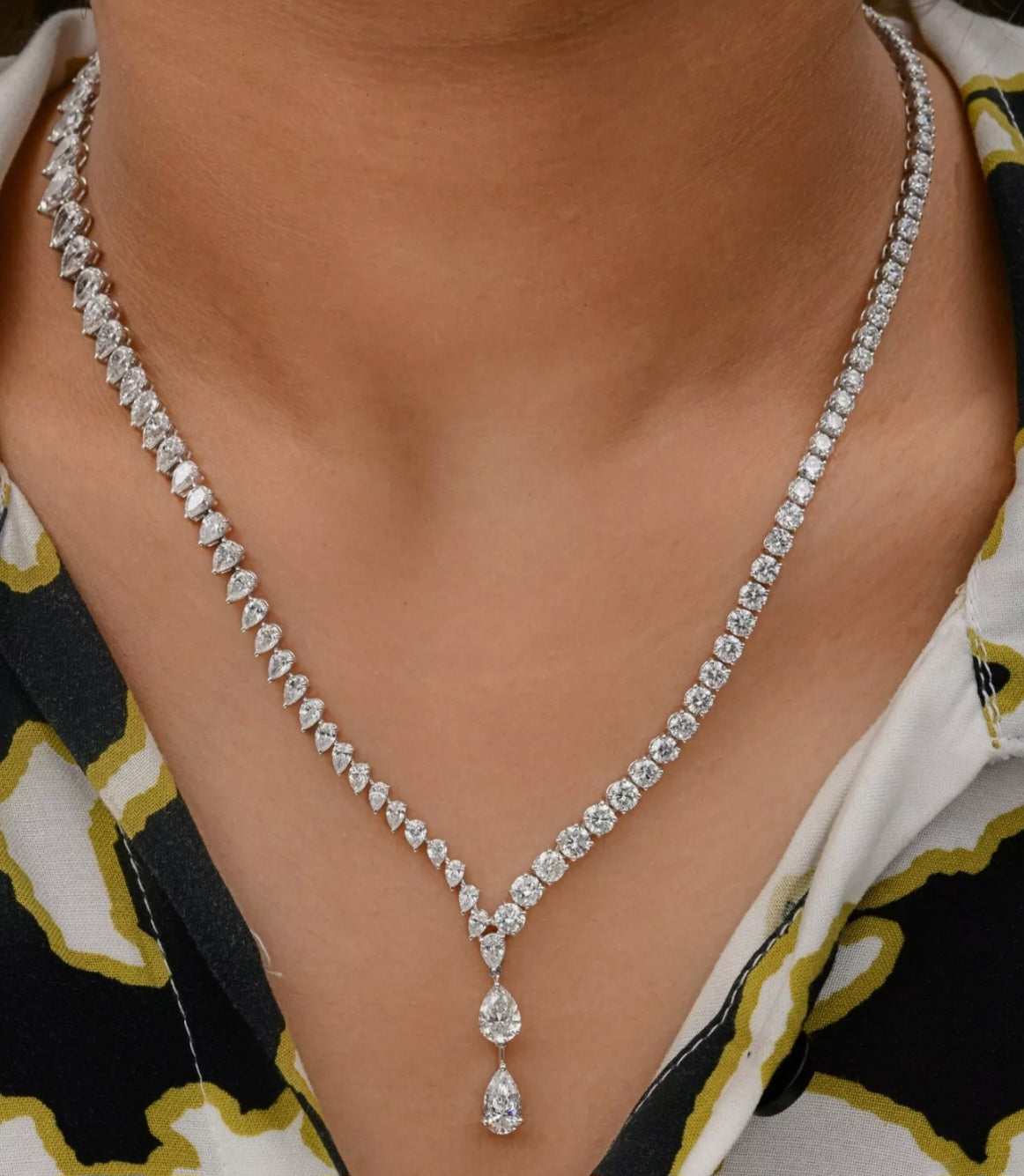 Collana tennis in oro bianco 18k e diamanti naturali taglio pera 37.50c