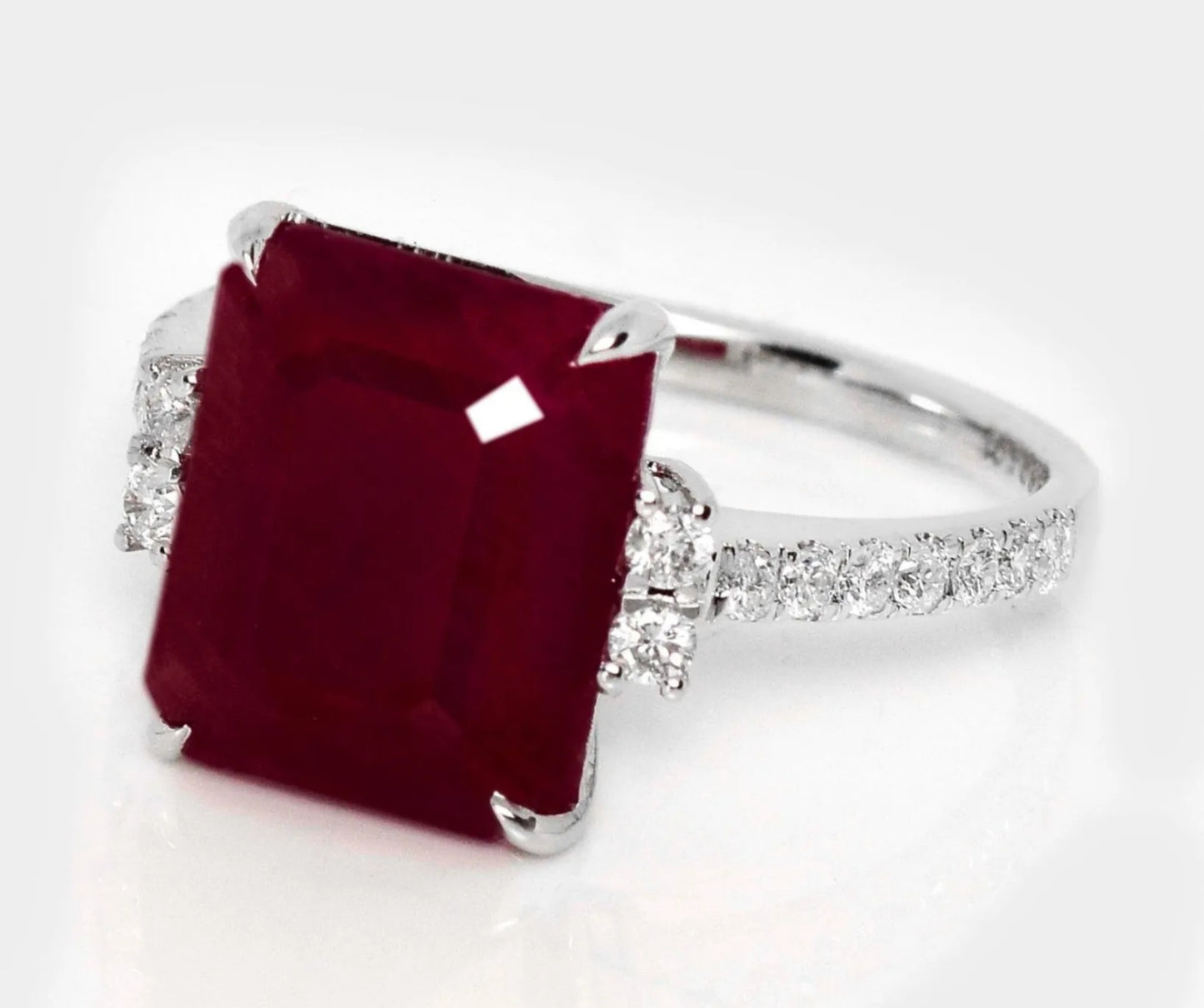 Anello - 18 carati Oro bianco, 5,90 ct Rubino Rosso - 6.22ct. tw.