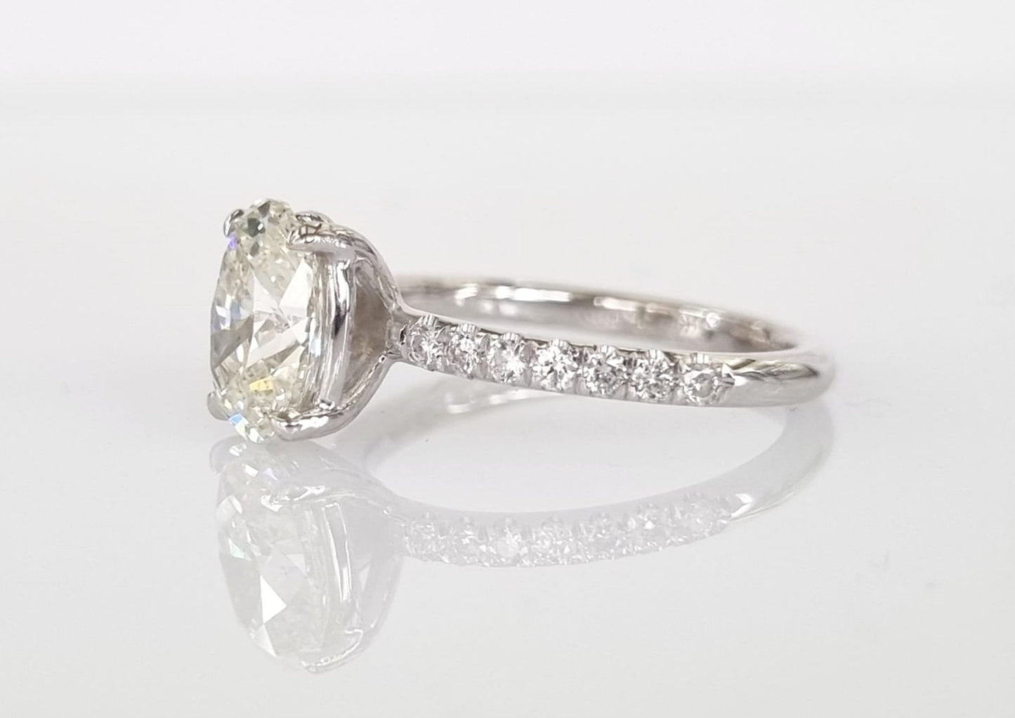Anello solitario in oro bianco e diamanti naturali ovale 1.99 ct