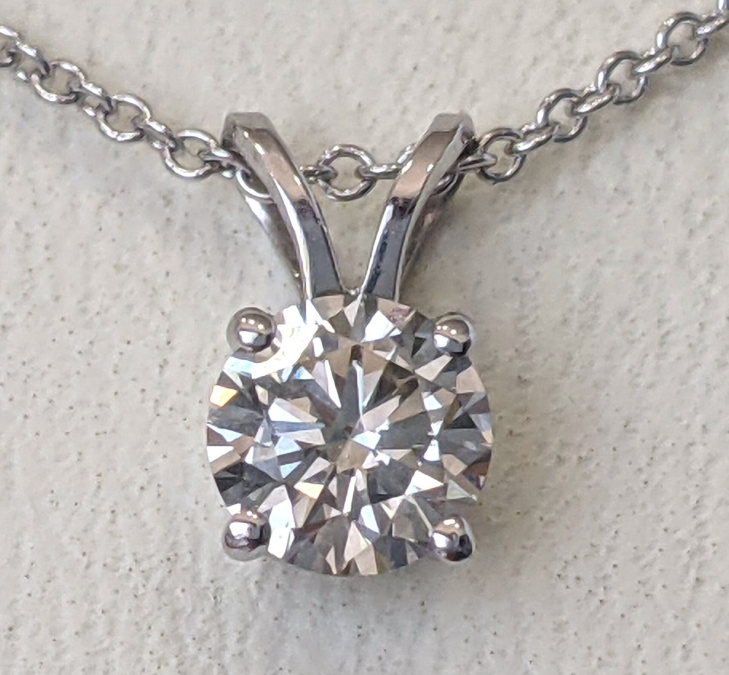 Ciondolo punto luce in oro e diamante naturale certificato IGI 0.50ct D IF