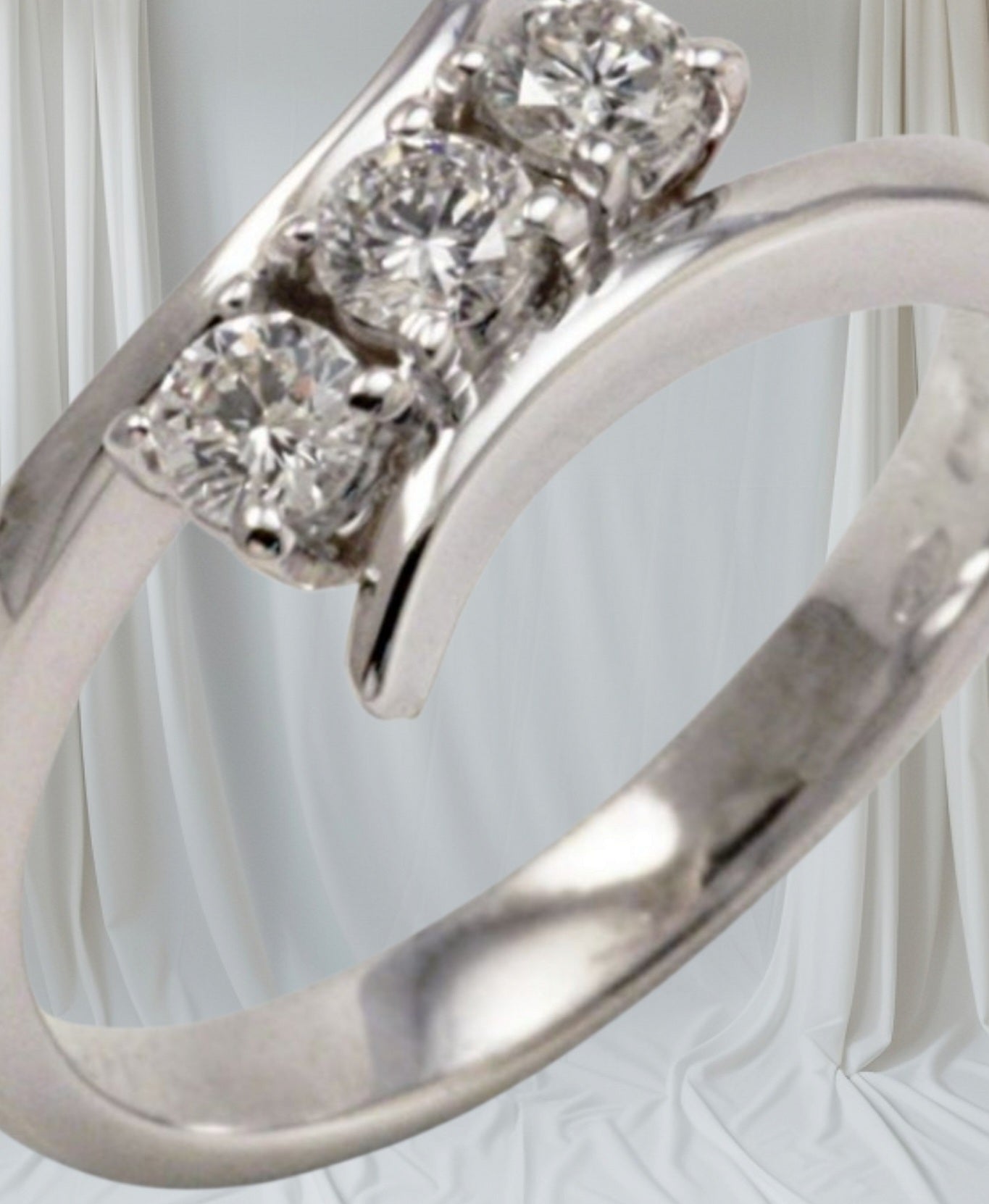 Anello Trilogy in oro bianco 18k con diamanti naturali 0.39ct