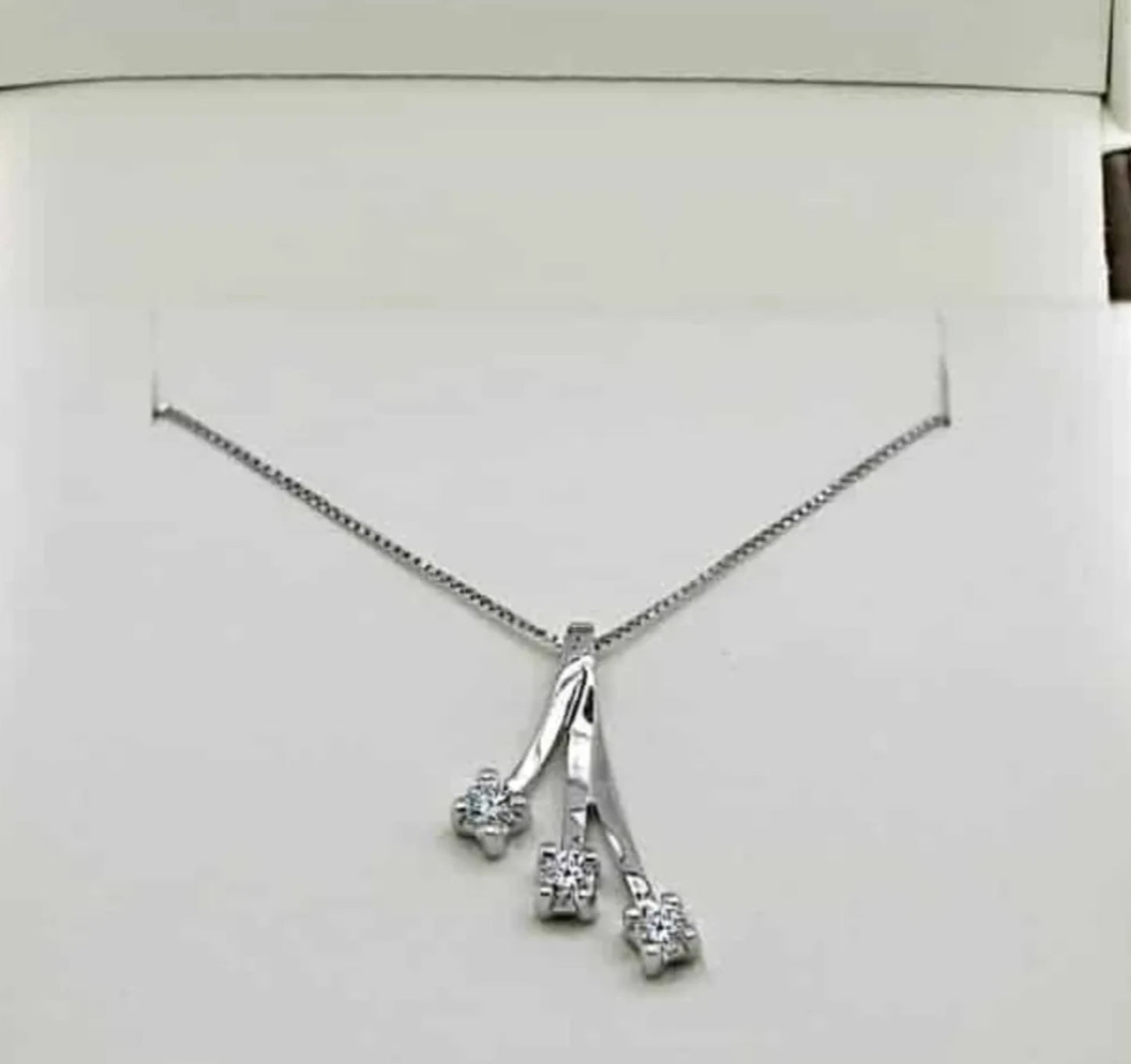 Collana trilogy in oro bianco 18k con diamanti naturali 0.15ct
