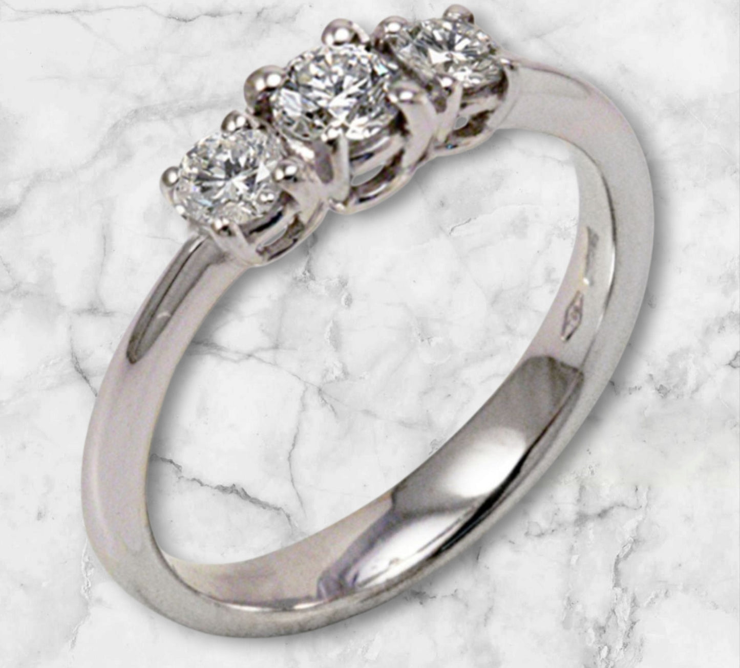 Anello Trilogy in oro bianco 18k con diamanti naturali 0.45ct