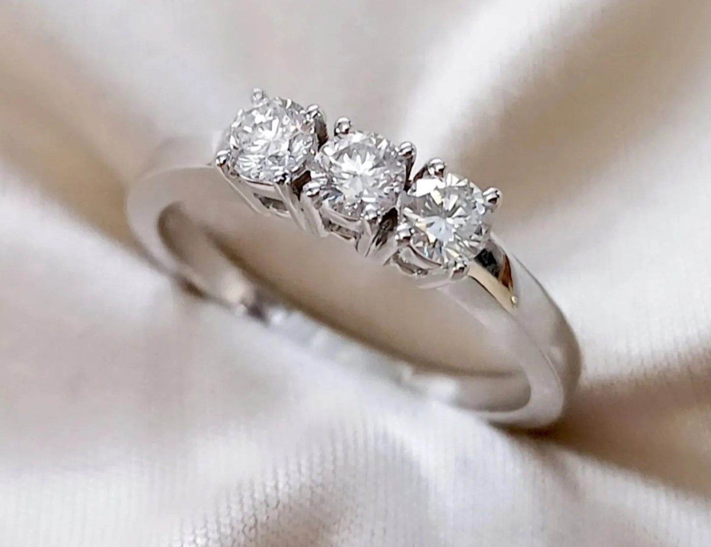 Anello Trilogy in oro bianco 18k con diamanti naturali 0.99ct