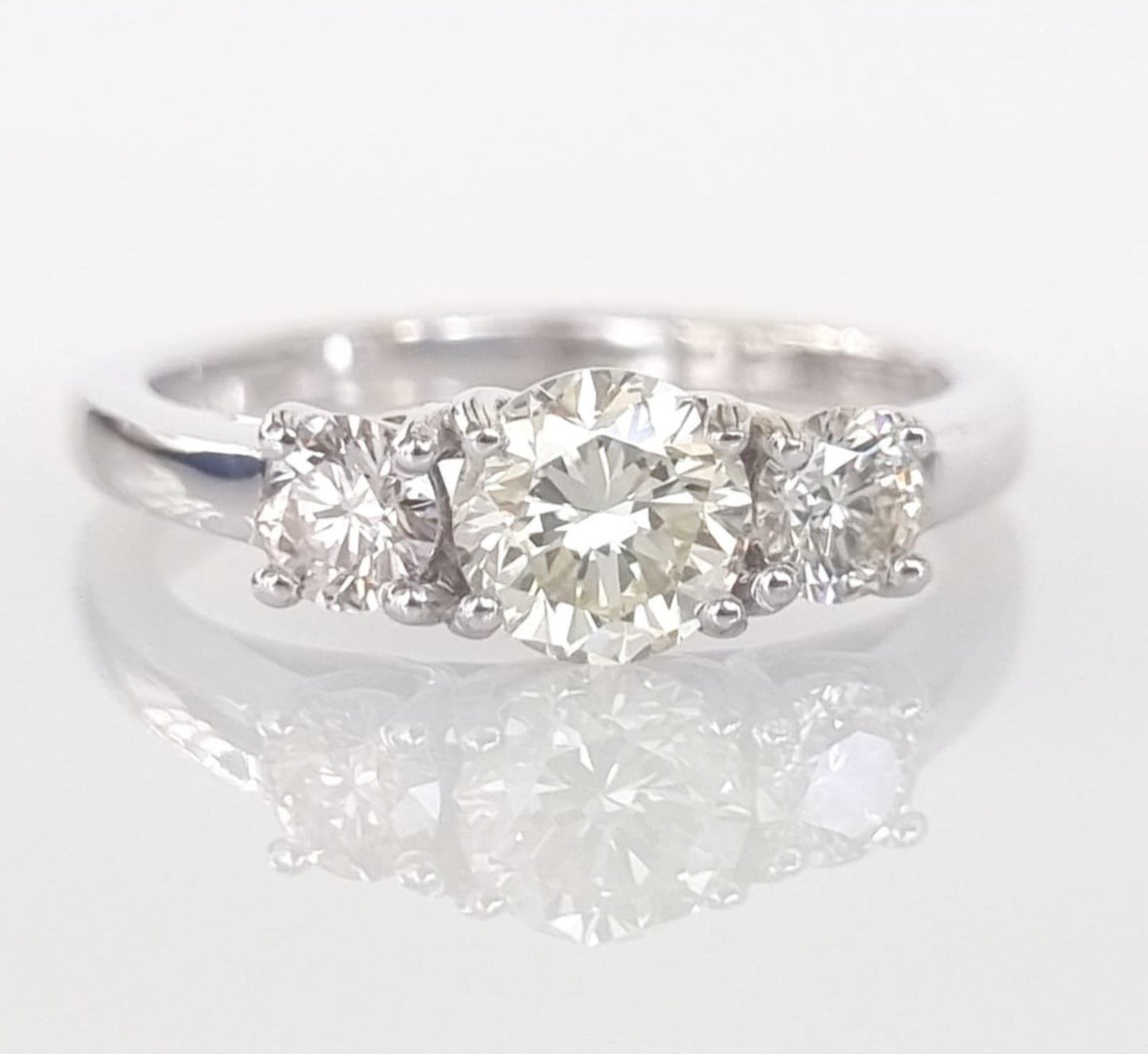 Anello trilogy in oro bianco e diamanti naturali 1.10ct