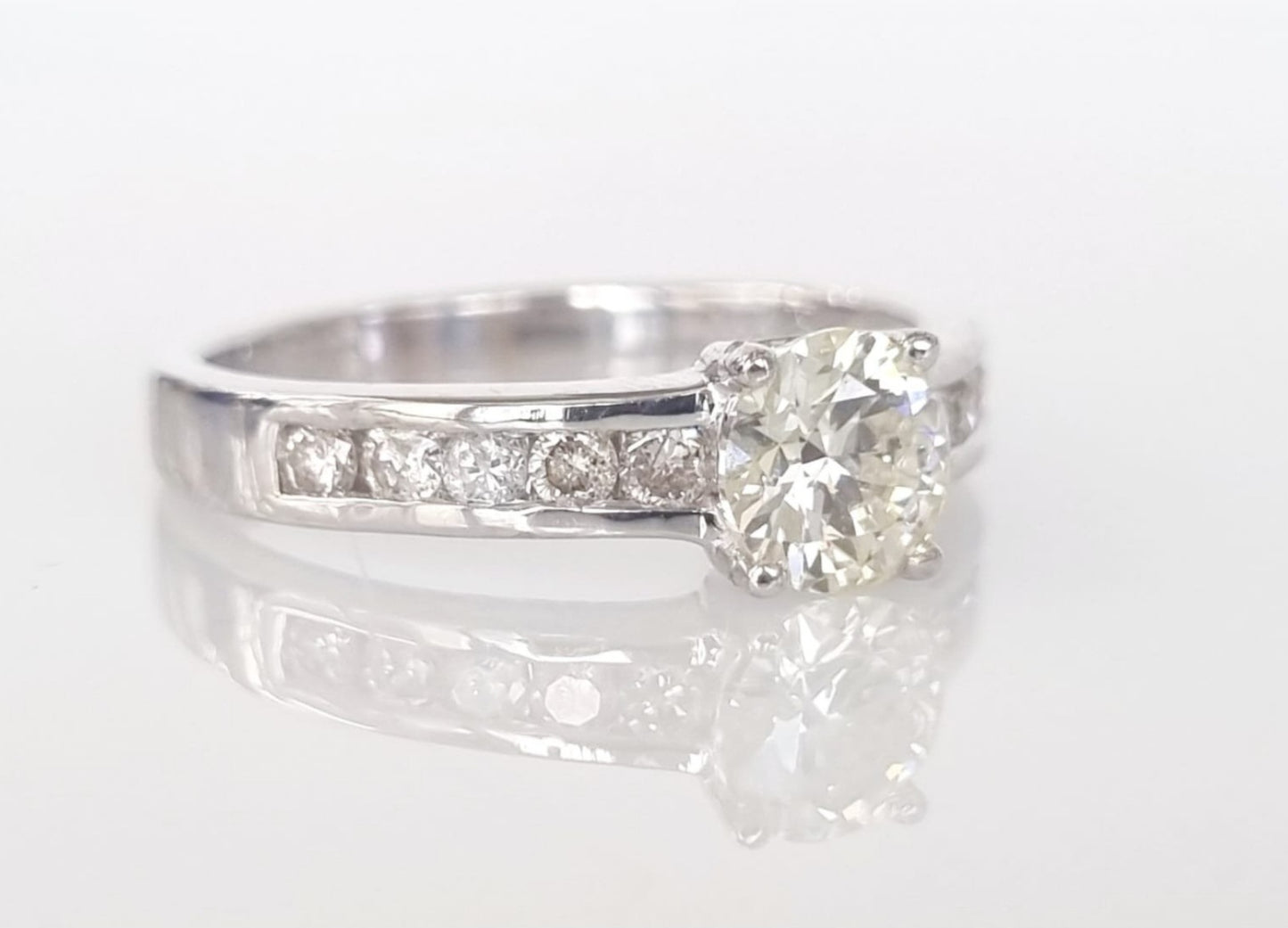 Anello fidanzamento in oro bianco 18k e diamanti naturali certificato 0.84ct