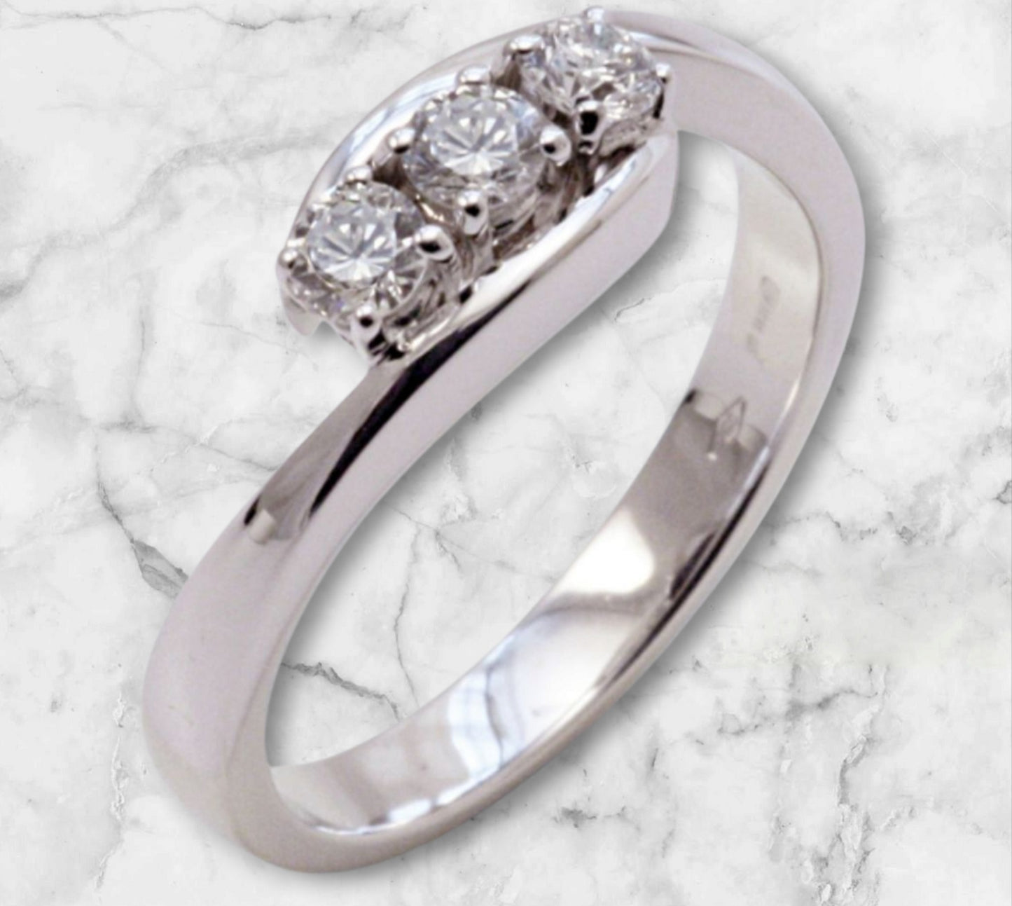 Anello Trilogy in oro bianco 18k con diamanti naturali 0.27ct
