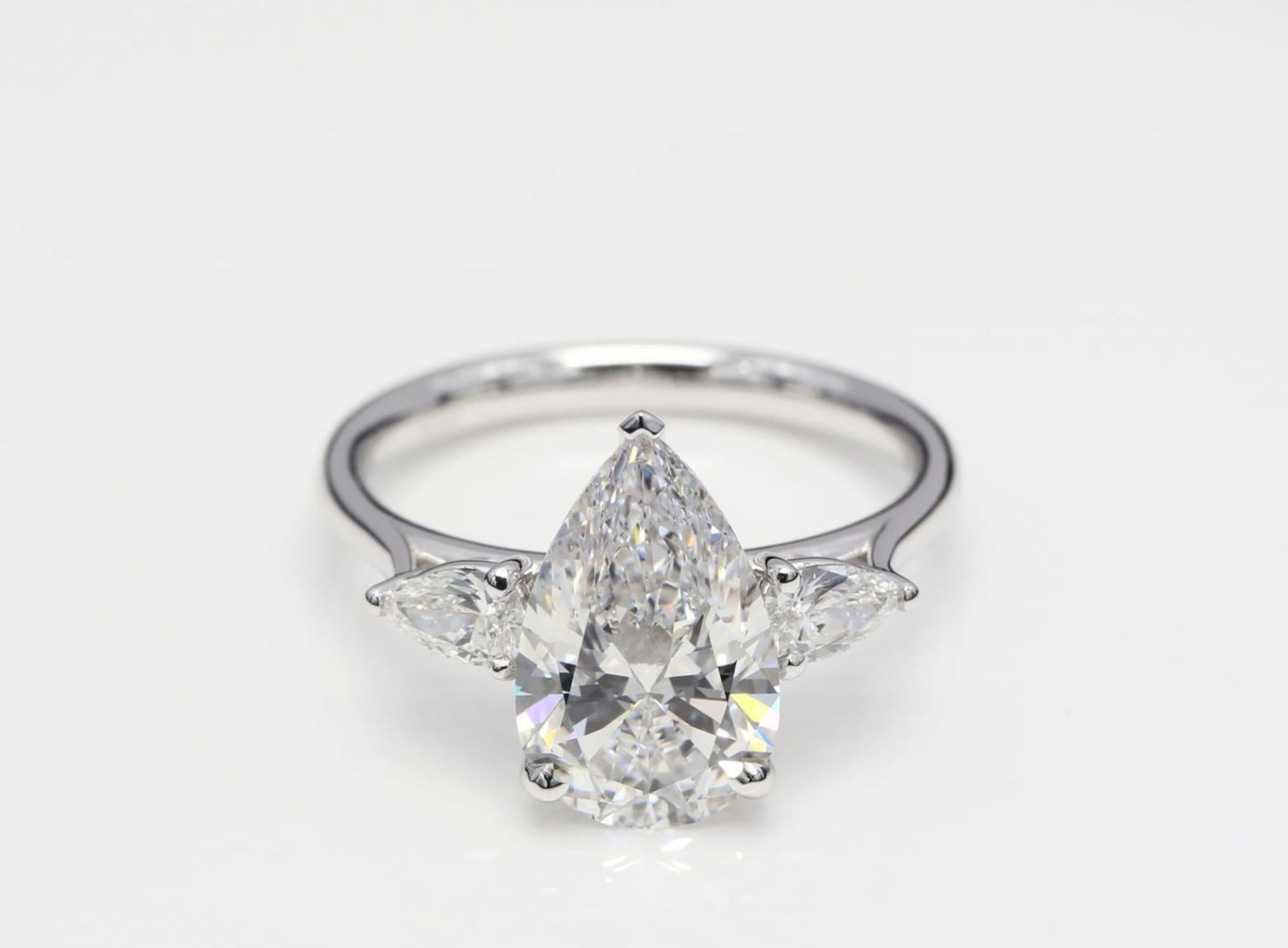 Anello trilogy in oro bianco e diamanti naturali taglio pera 3.10ct