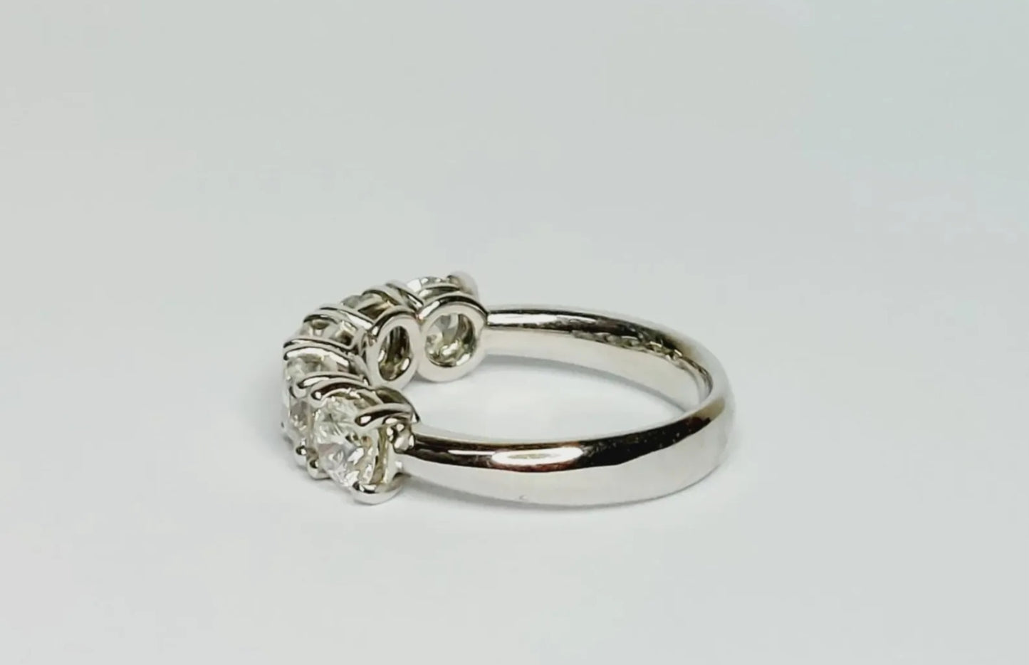 Anello riviera in oro bianco 18k con diamanti naturali 1.50 ct