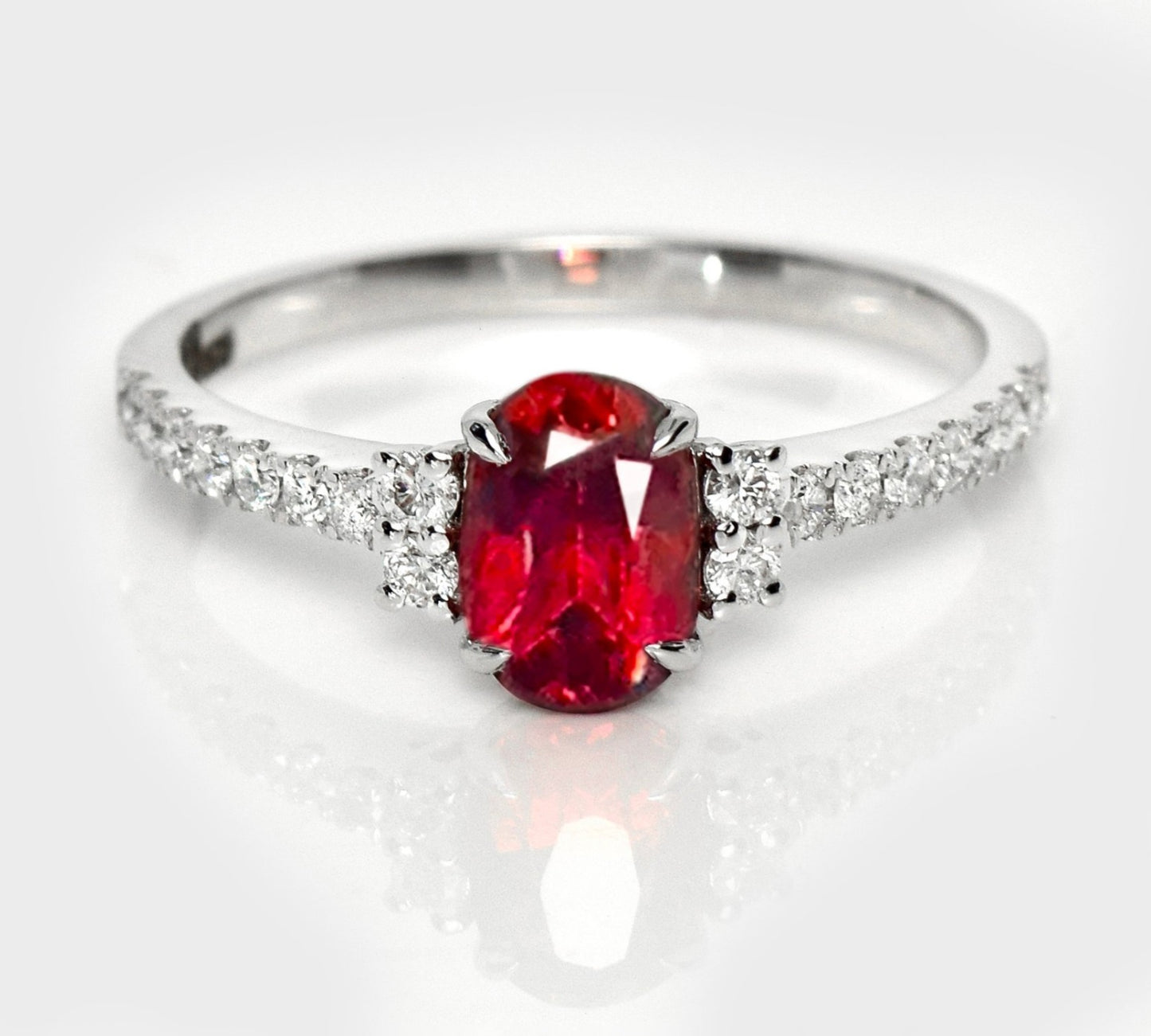 Anello solitario in oro bianco 18k e rubino naturale e brillante 1.35ct