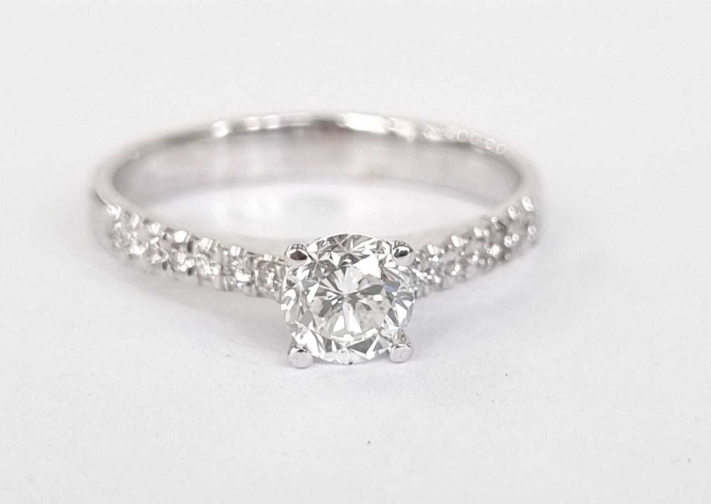 Anello fidanzamento in oro bianco 18k e diamanti naturali certificato igi 0.54ct