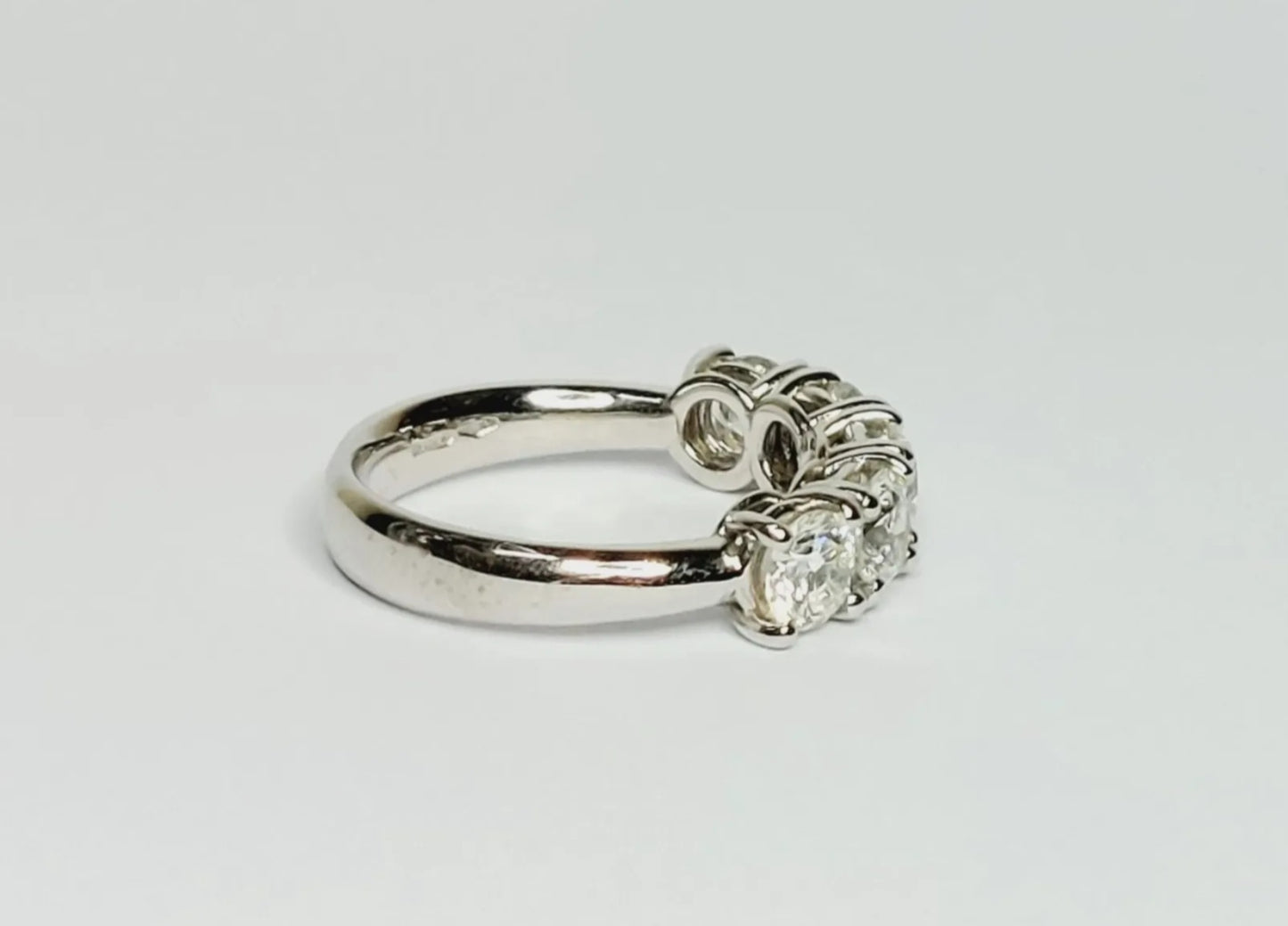 Anello riviera in oro bianco 18k con diamanti naturali 1.50 ct